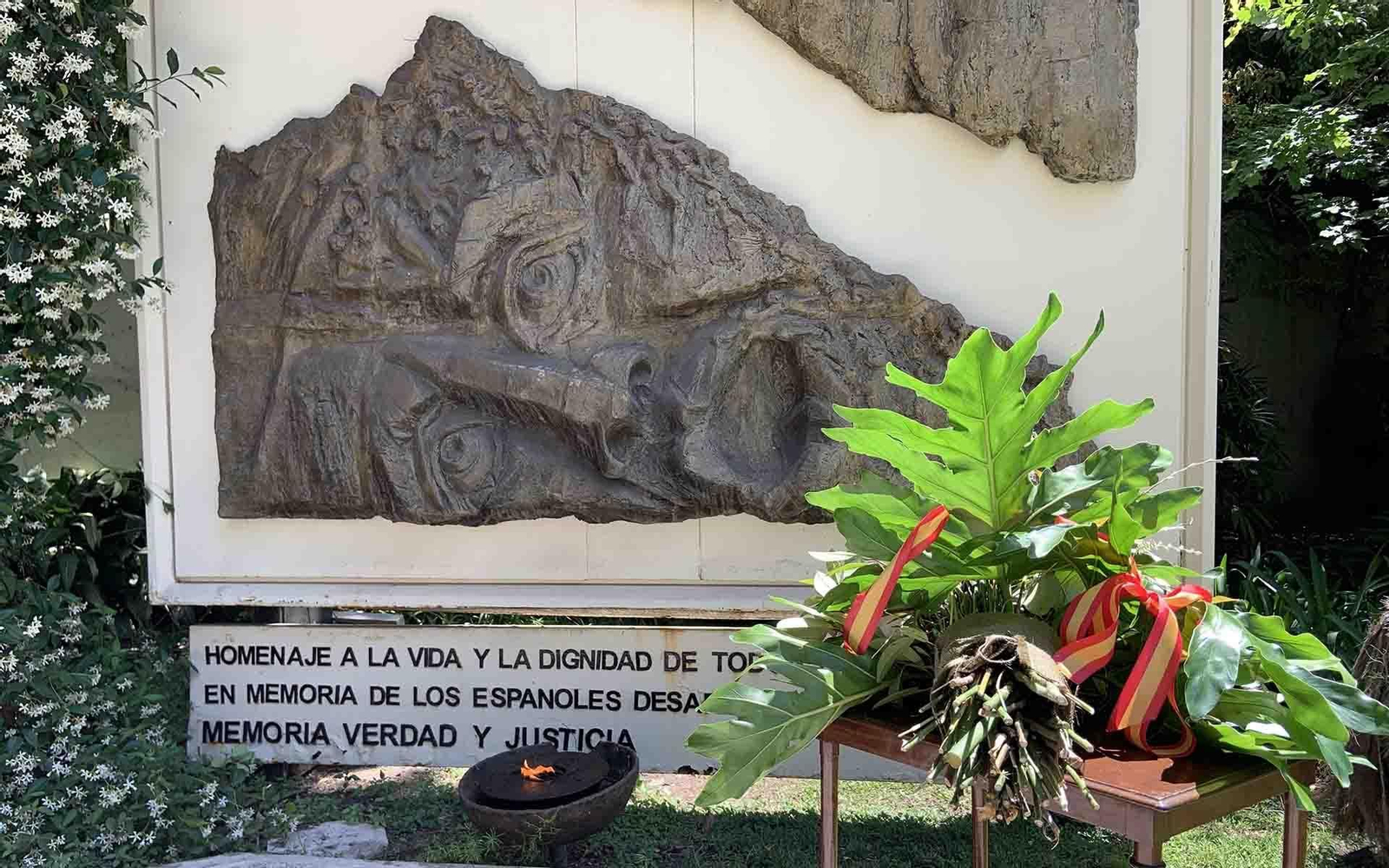 Ofrenda en honor a los españoles desaparecidos durante la última dictadura argentina. EFE/ Aitor Pereira