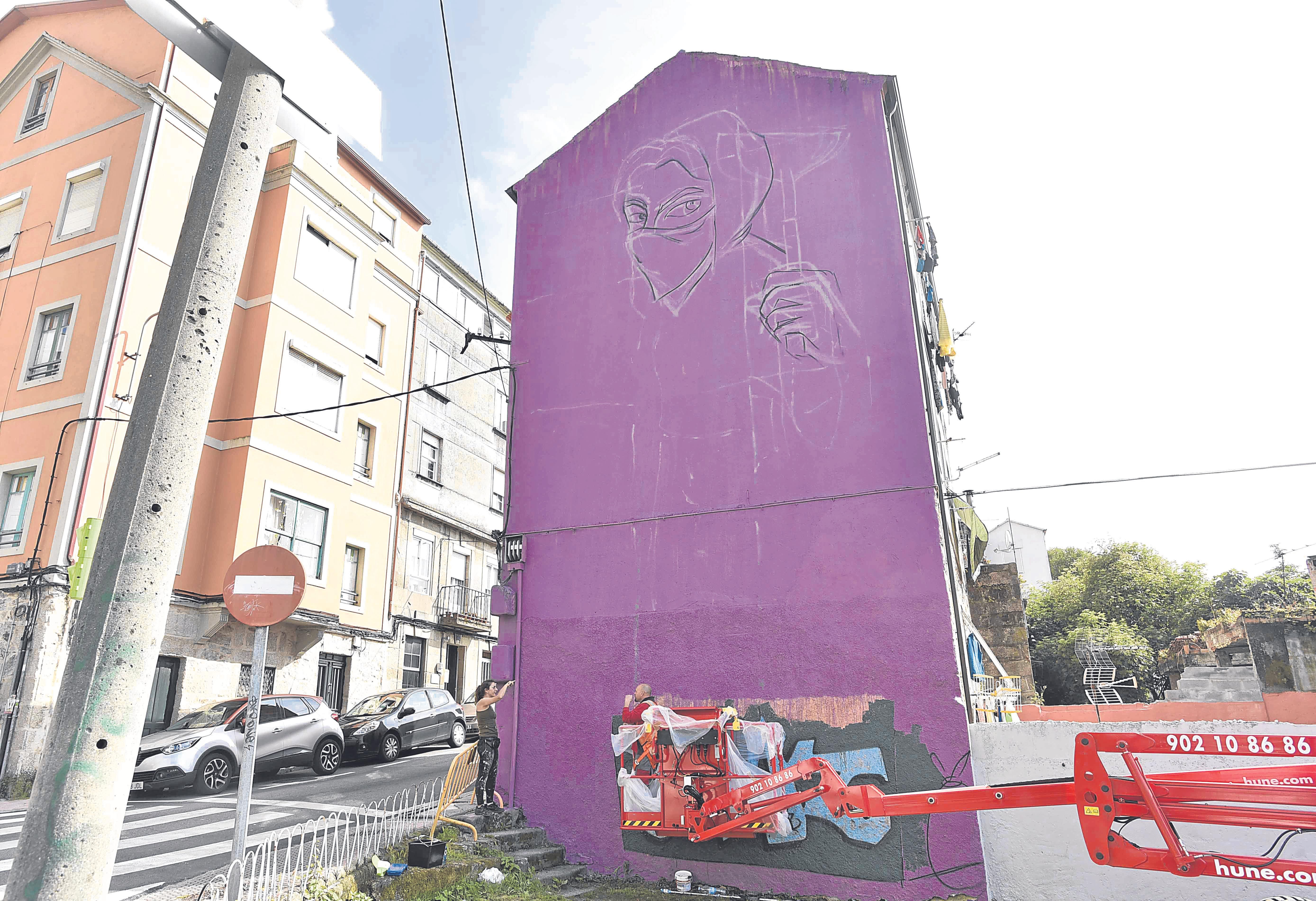 La artista urbana Nana trabajando en su nuevo mural en la calle Pino.