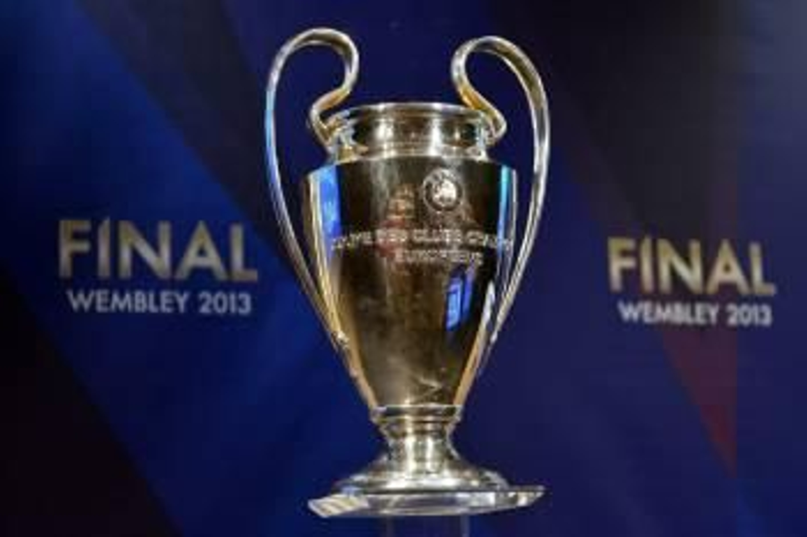El trofeo, en exhibición antes del sorteo en Nyon. (Foto: MARTIAL TREZZINI)