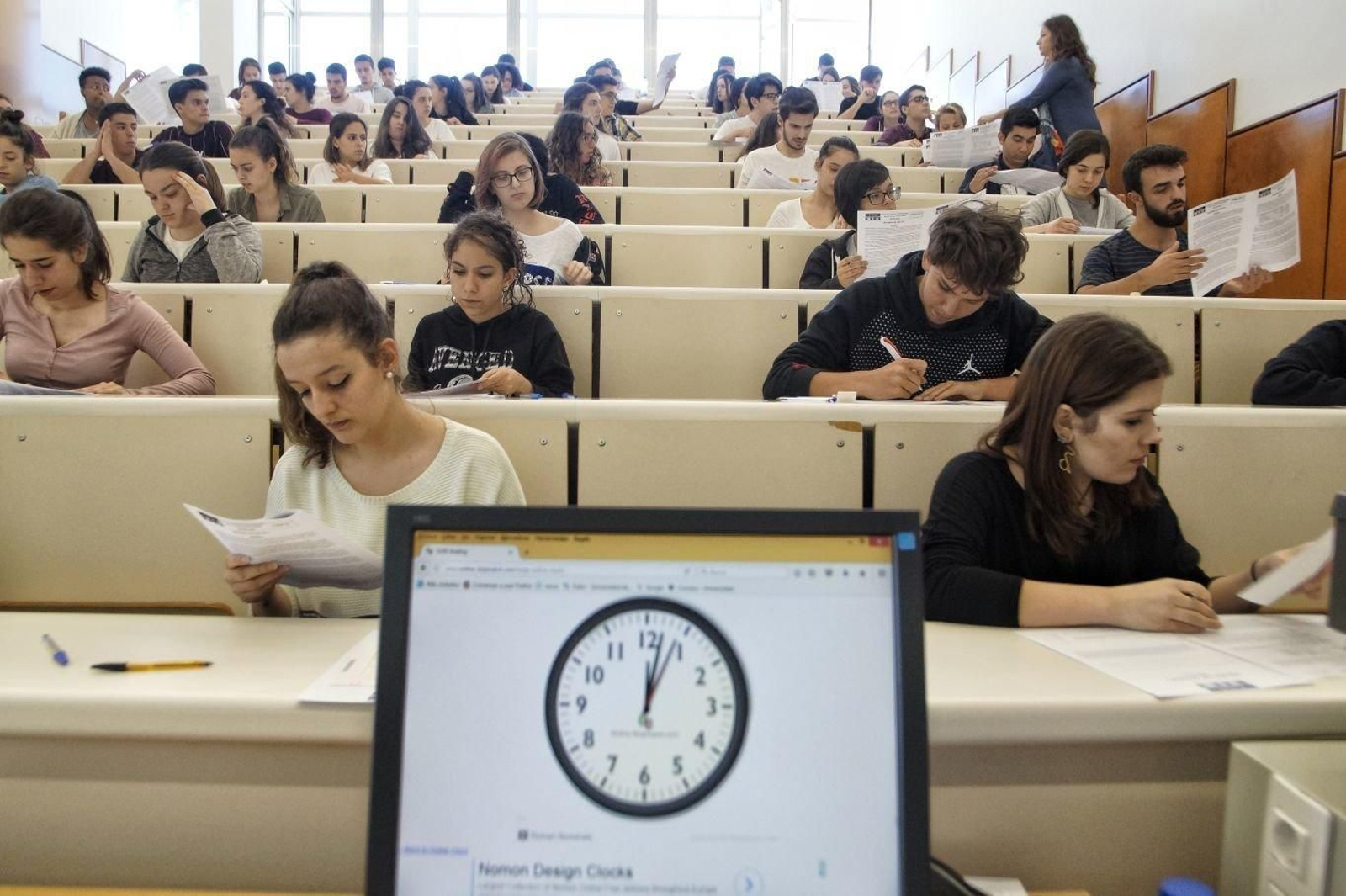 La mayor novedad fue la prohibición  a los estudiantes de llevar reloj para evitar el uso de dispositivos inteligentes que permitan copiar: un gran reloj (en la foto) les servía de guía