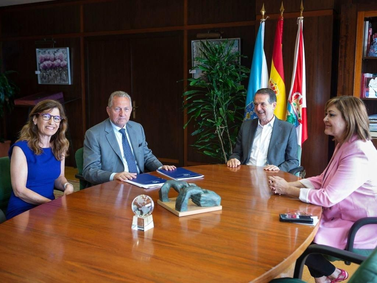 Caballero recibió ayer a los representantes de los Procuradores con la concejala Aguiar.