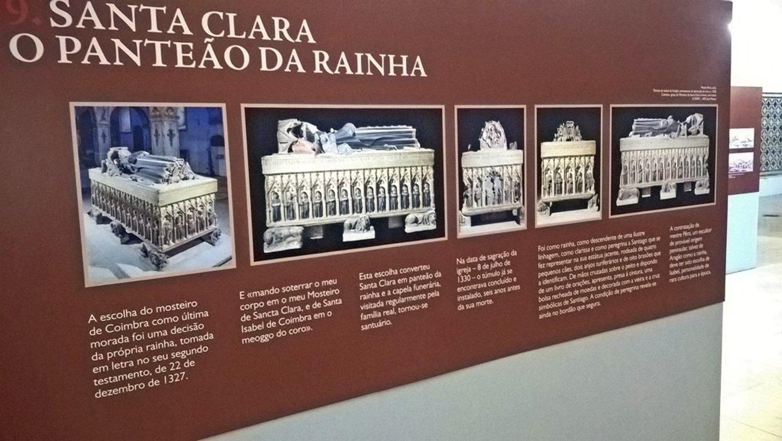 Uno de los paneles explicativos de la muestra, con imágenes del sepulcro en donde fue enterrada.