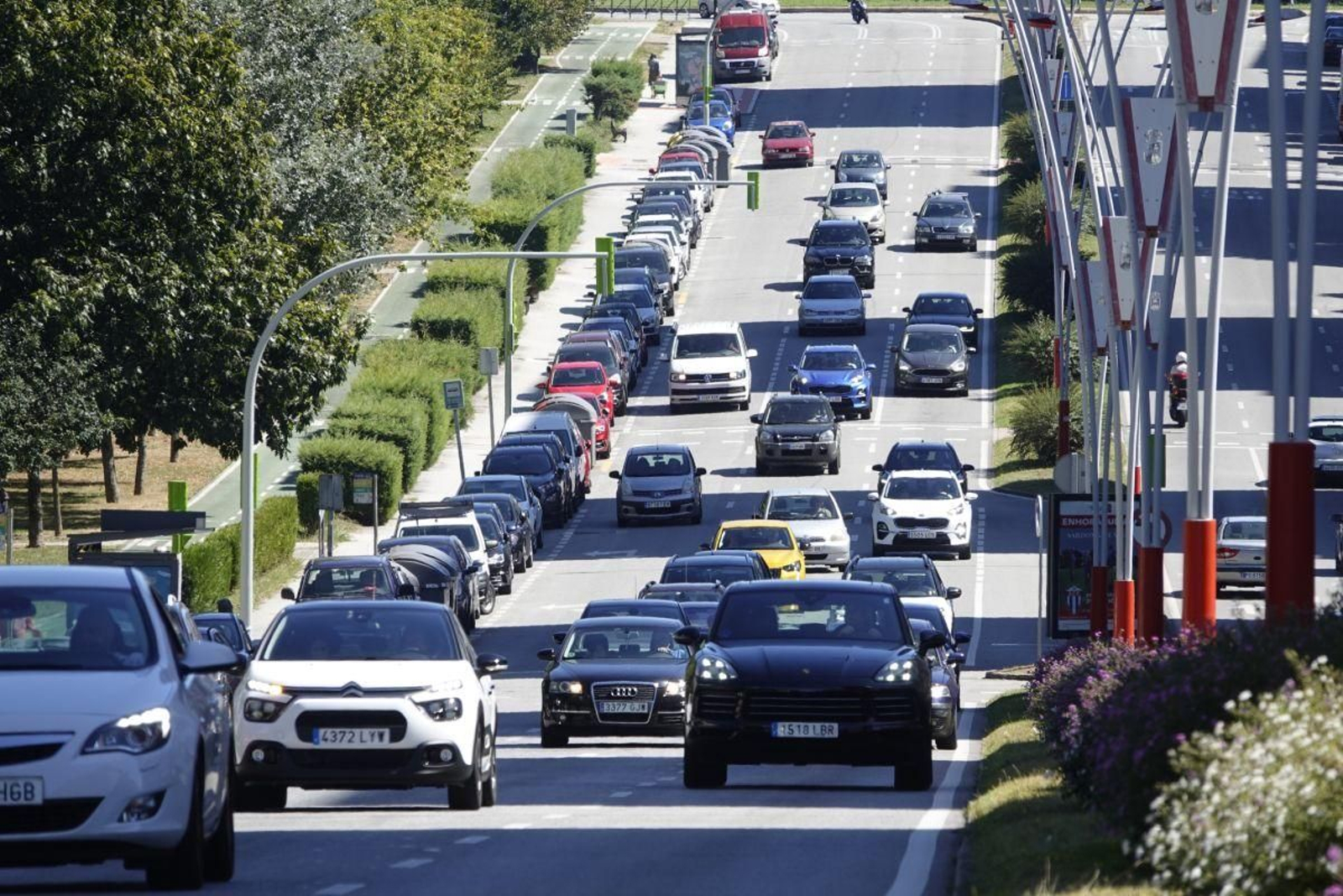 Coches circulando por Castelao.