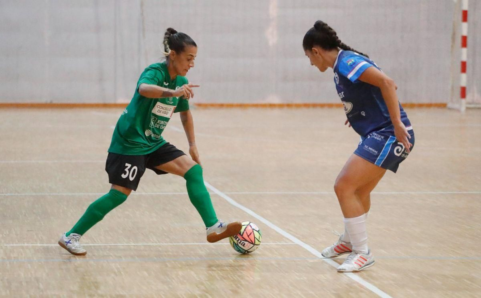 Lucía Souto ‘Kiko’ persigue el balón en un partido con el Bembrive, líder de Segunda.