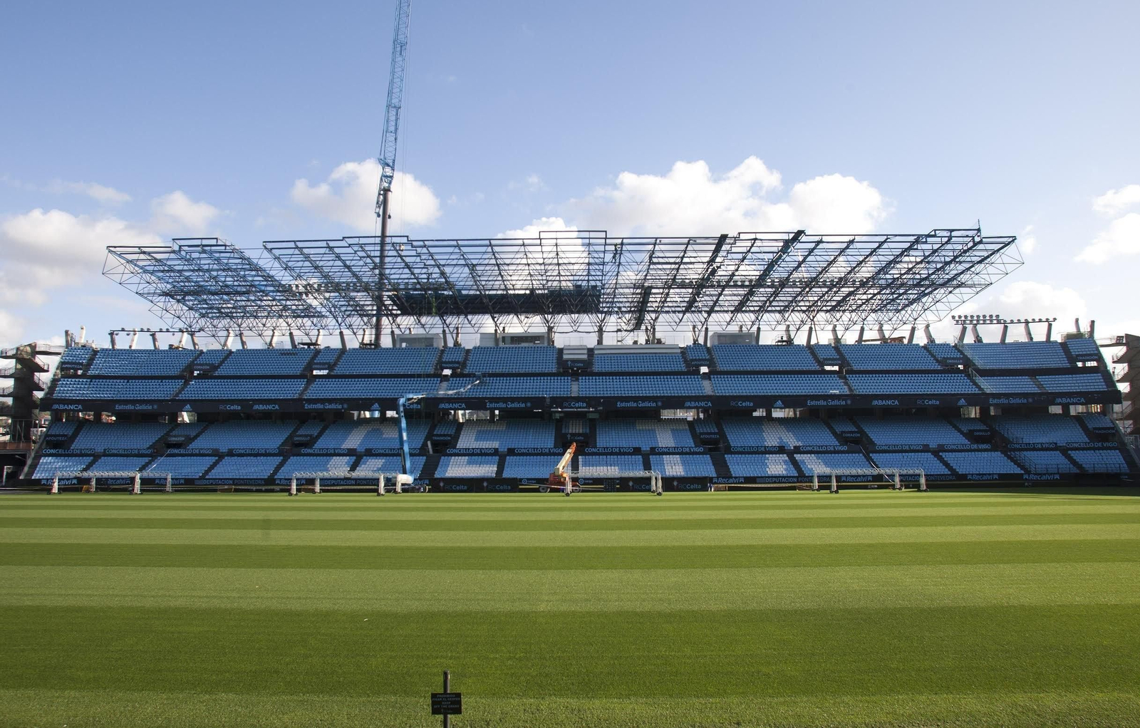 Los operarios trabajaron ayer sobre la pieza que esta mañana bajarán para proceder a su reparación.