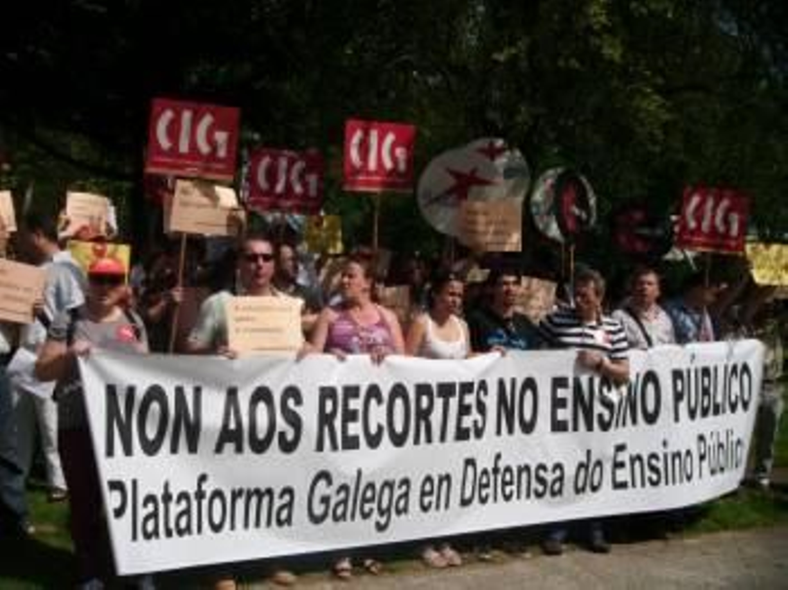 Protesta sindical contra los recortes en la enseñanza pública, el pasado junio en Santiago. (Foto: ARCHIVO)