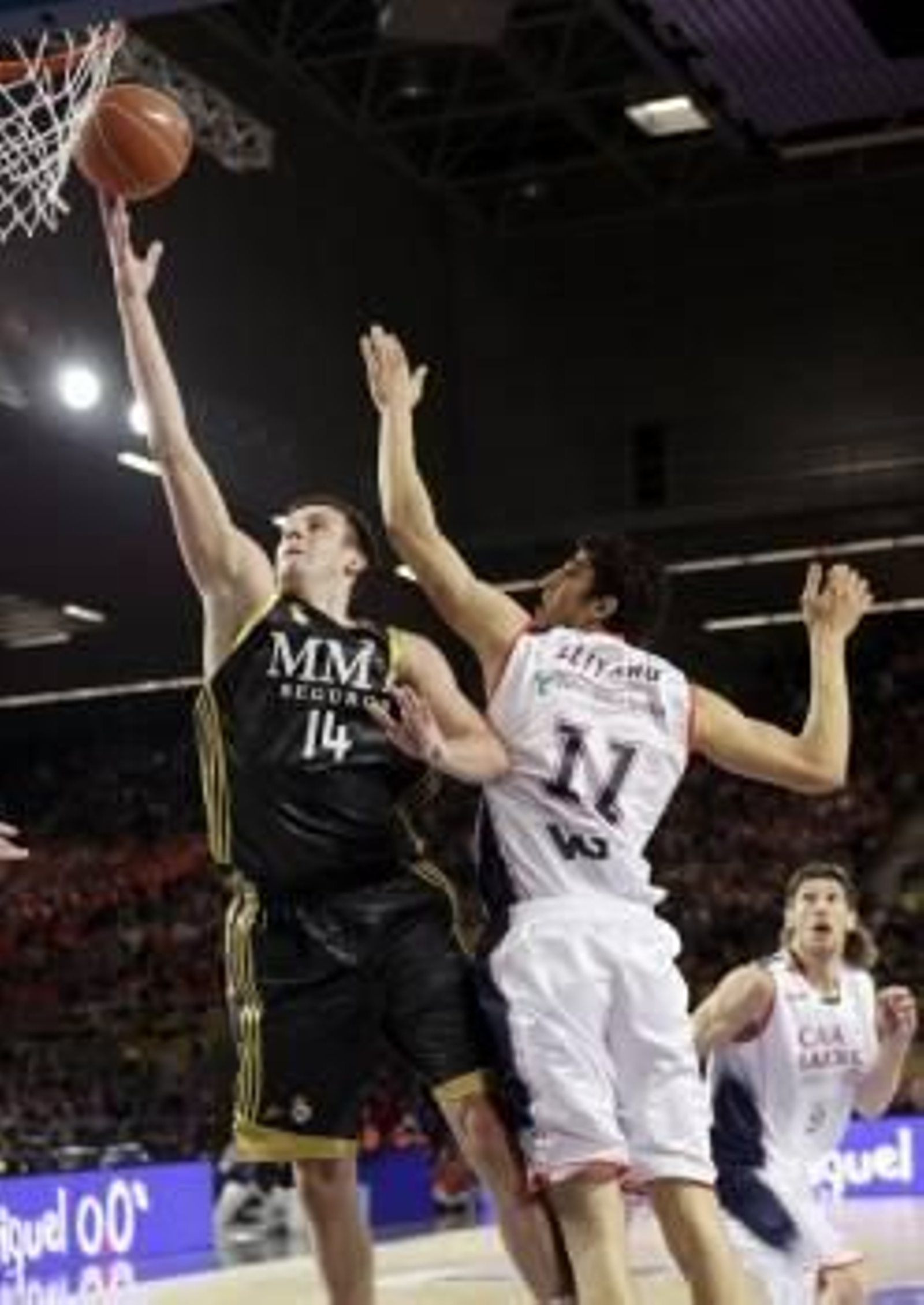 El serbio del Real Madrid Novica Velickovic entra a canasta ante la oposición de Eliyahu.