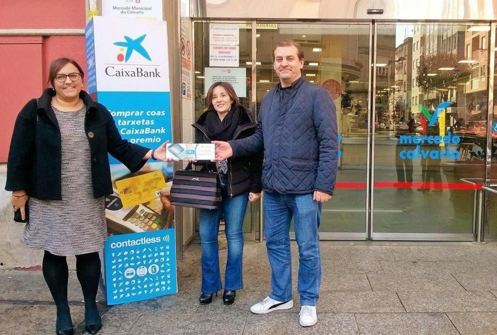 En el medio, la premiada Elena Posada. A su izquierda, Miguel Misa, gerente del mercado del Calvario; a su derecha, Mónica Fernández, de CaixaBank.