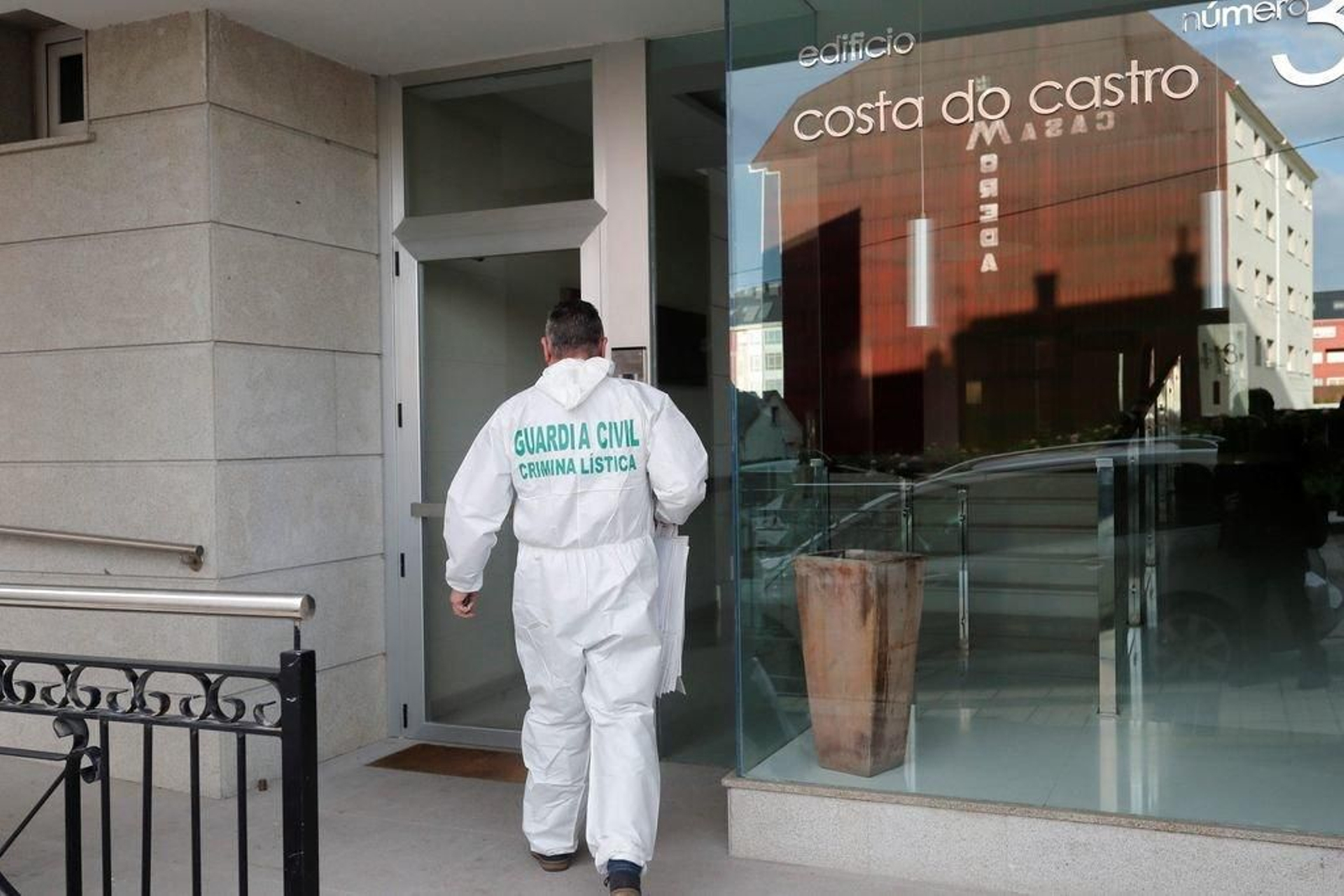 Un agente de la Guardia Civil accede al edificio en donde se produjo el crimen.