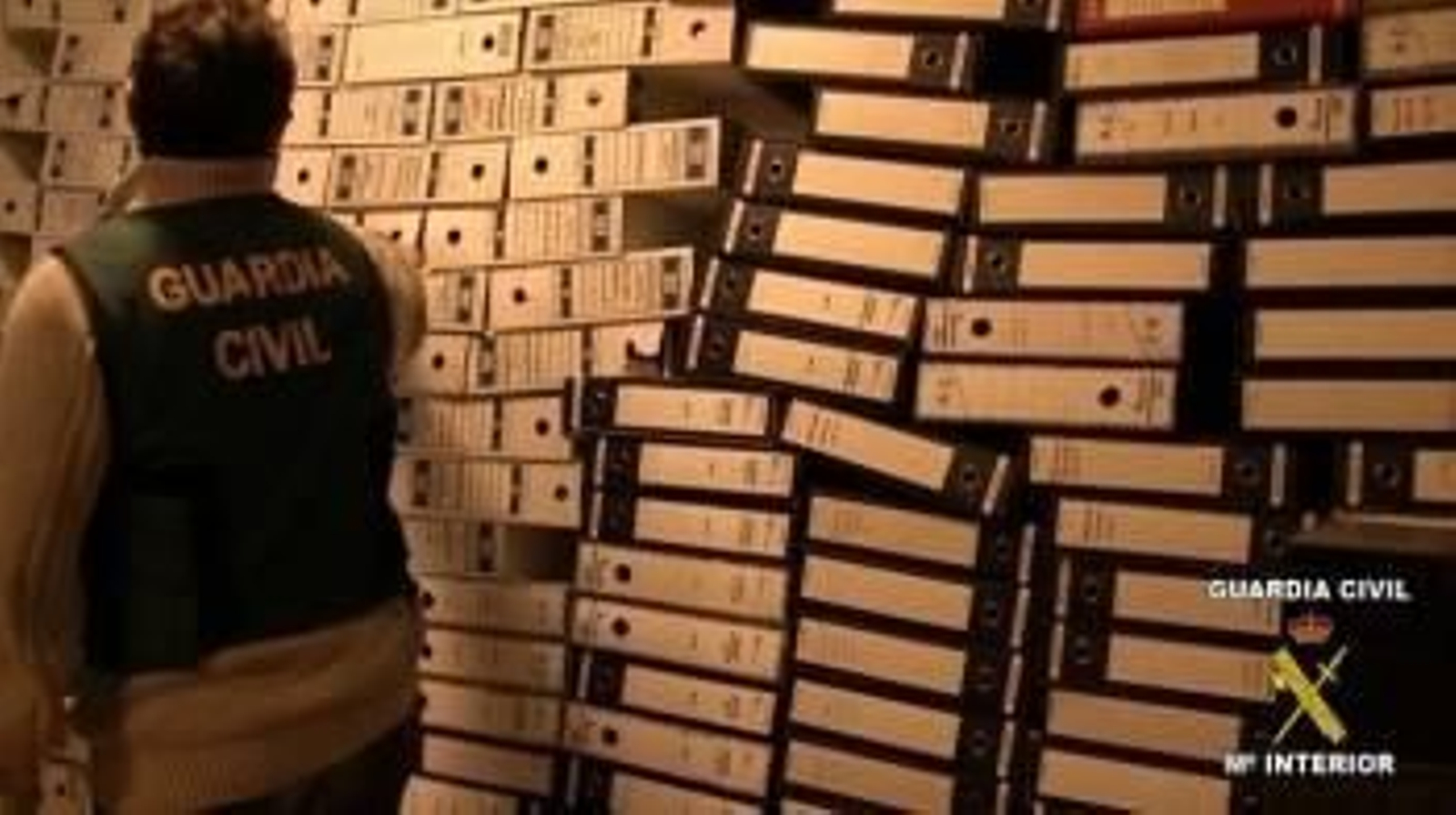 Un agente de la Guardia Civil, durante uno de los registros en una empresa. (Foto: E.P.)