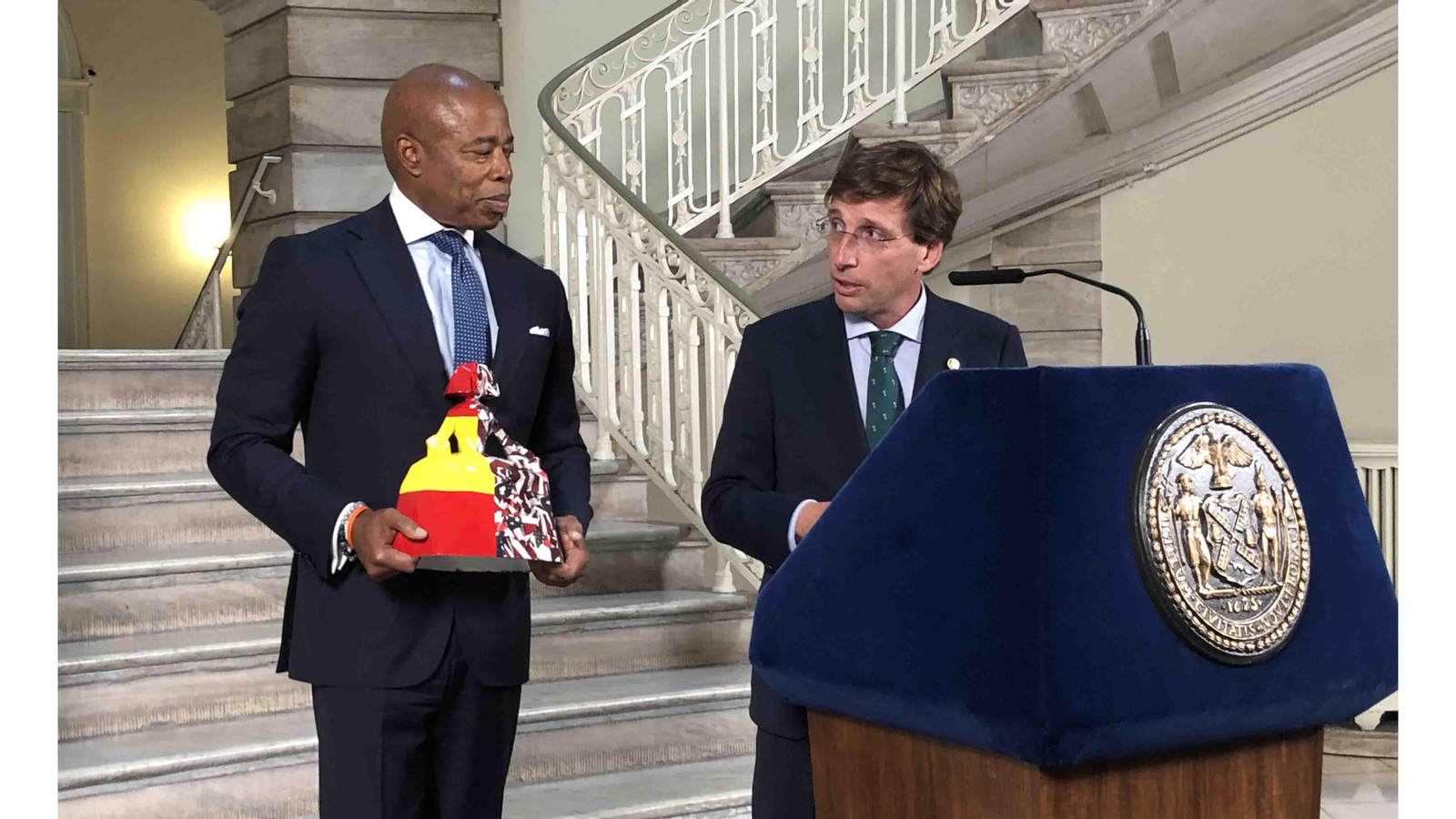 El alcalde de Nueva York, Eric Adams (i), y el alcalde de Madrid, José Luis Martínez Almeida, en la rueda de prensa en Nueva York. EFE/ Javier Otazu