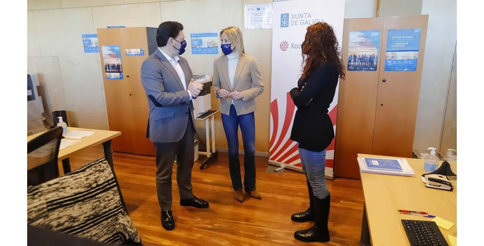 El secretario xeral da Emigración y la delegada da Xunta de Galicia en Vigo, en la Oficina del Retorno de la ciudad olívica