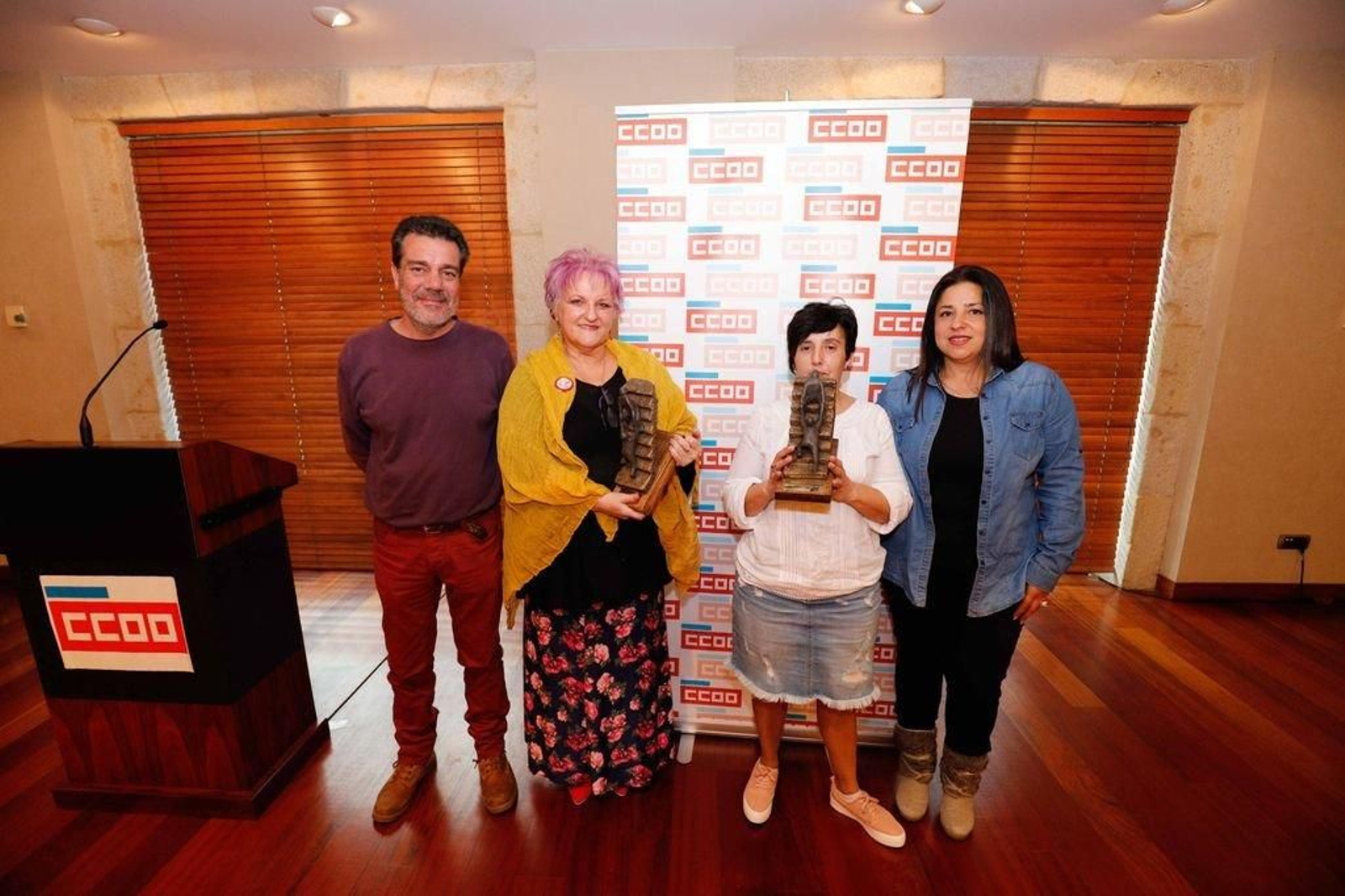 La periodista María Xosé Porteiro y las representantes de elaborados del mar, premios de CC OO.