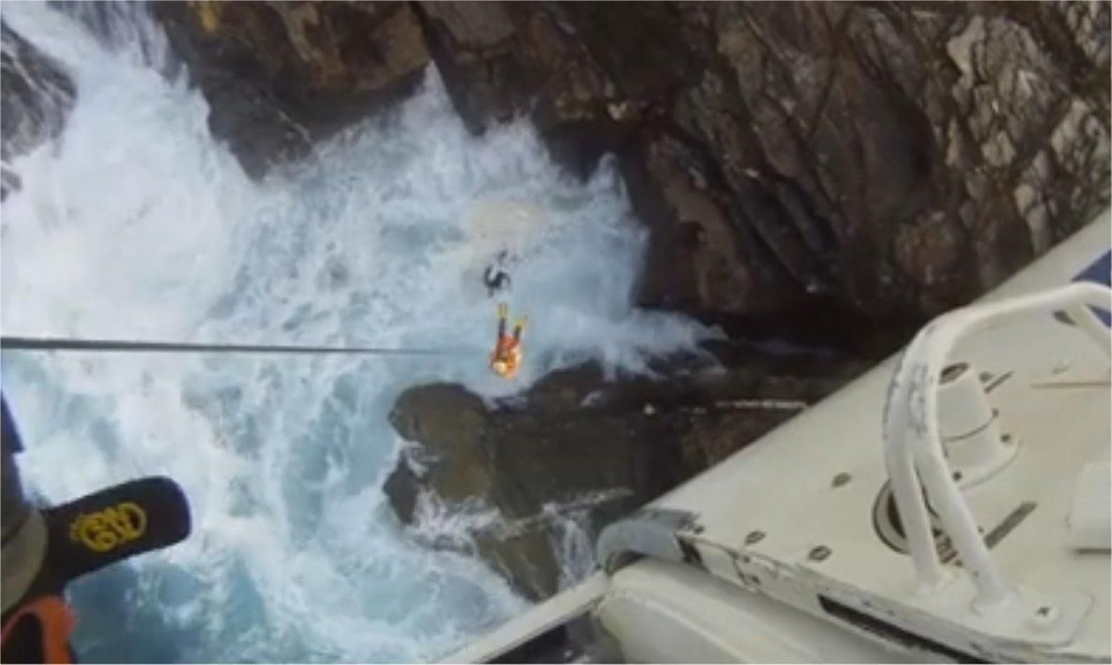 Rescate del cuerpo del buceador desde el helicóptero de Salvamento.