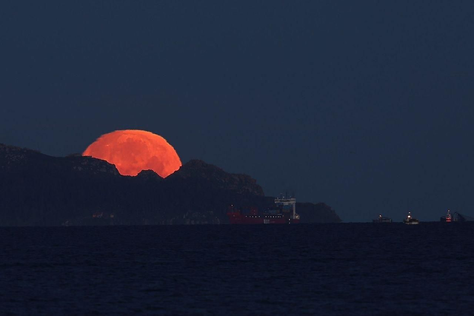 Luna rosa sobre la Ría de Vigo.