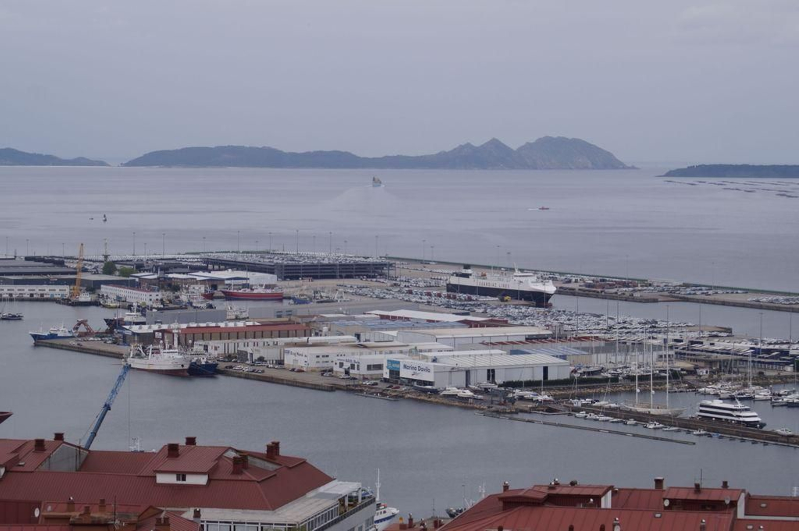 El ferry saldría de la terminal de Bouzas ,que se encontraba ayer así, con baja actividad.
