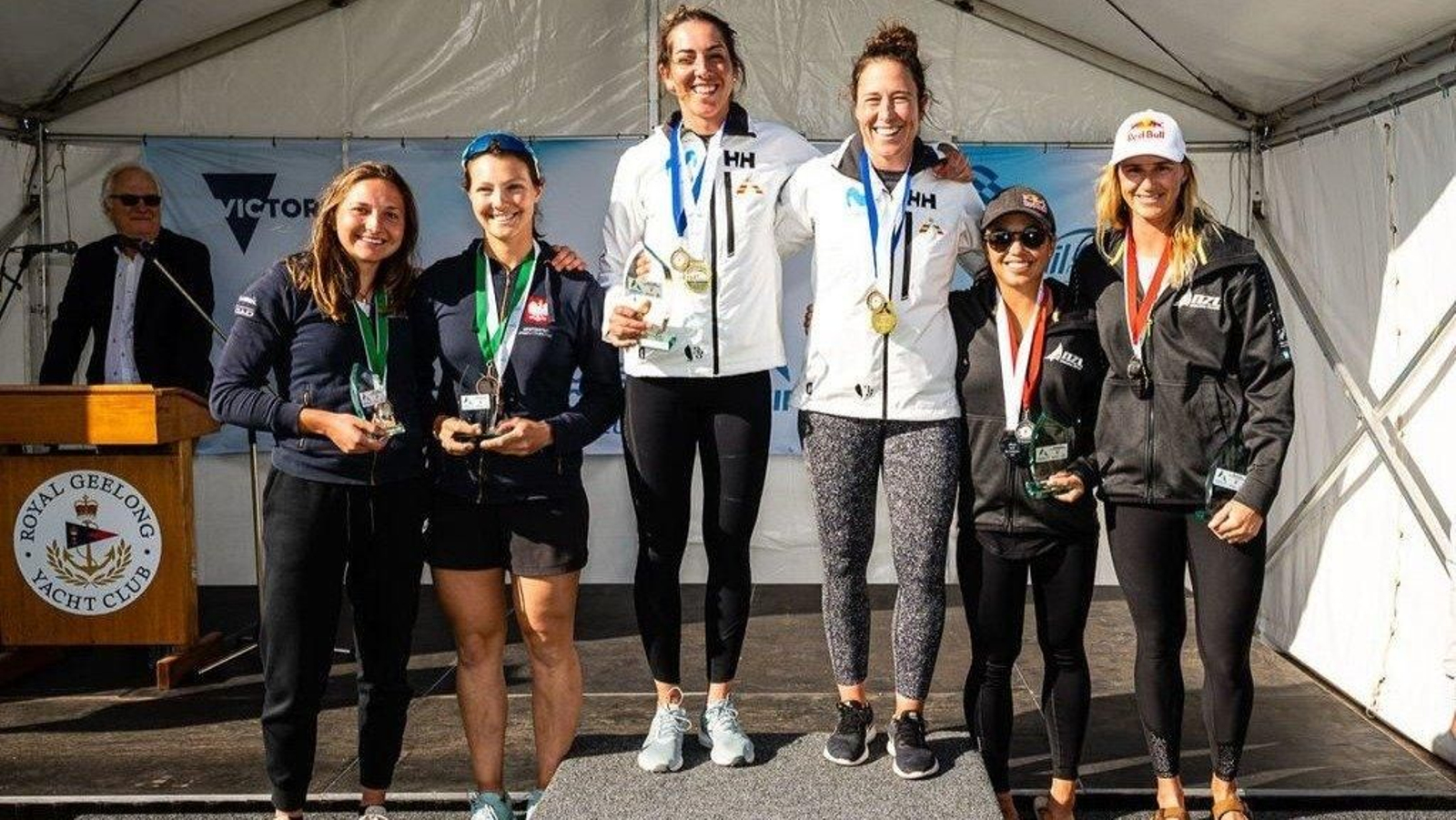 Támara Echegoyen (3d) y Paula Barceló, en lo más alto del podio.