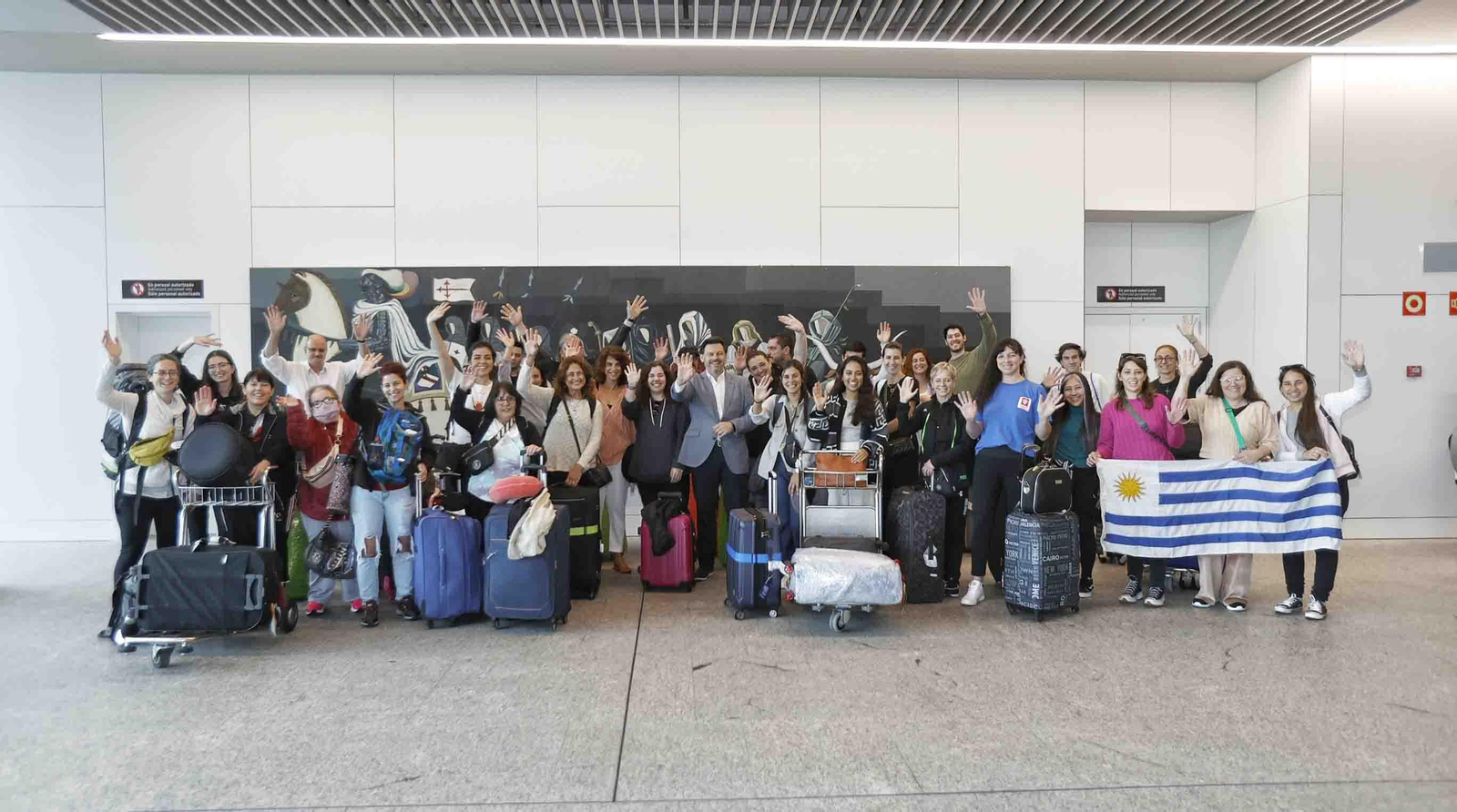 Imagen de la llegada al aeropuerto de Santiago de Compostela de las y los participantes en las Escolas Abertas 2023
