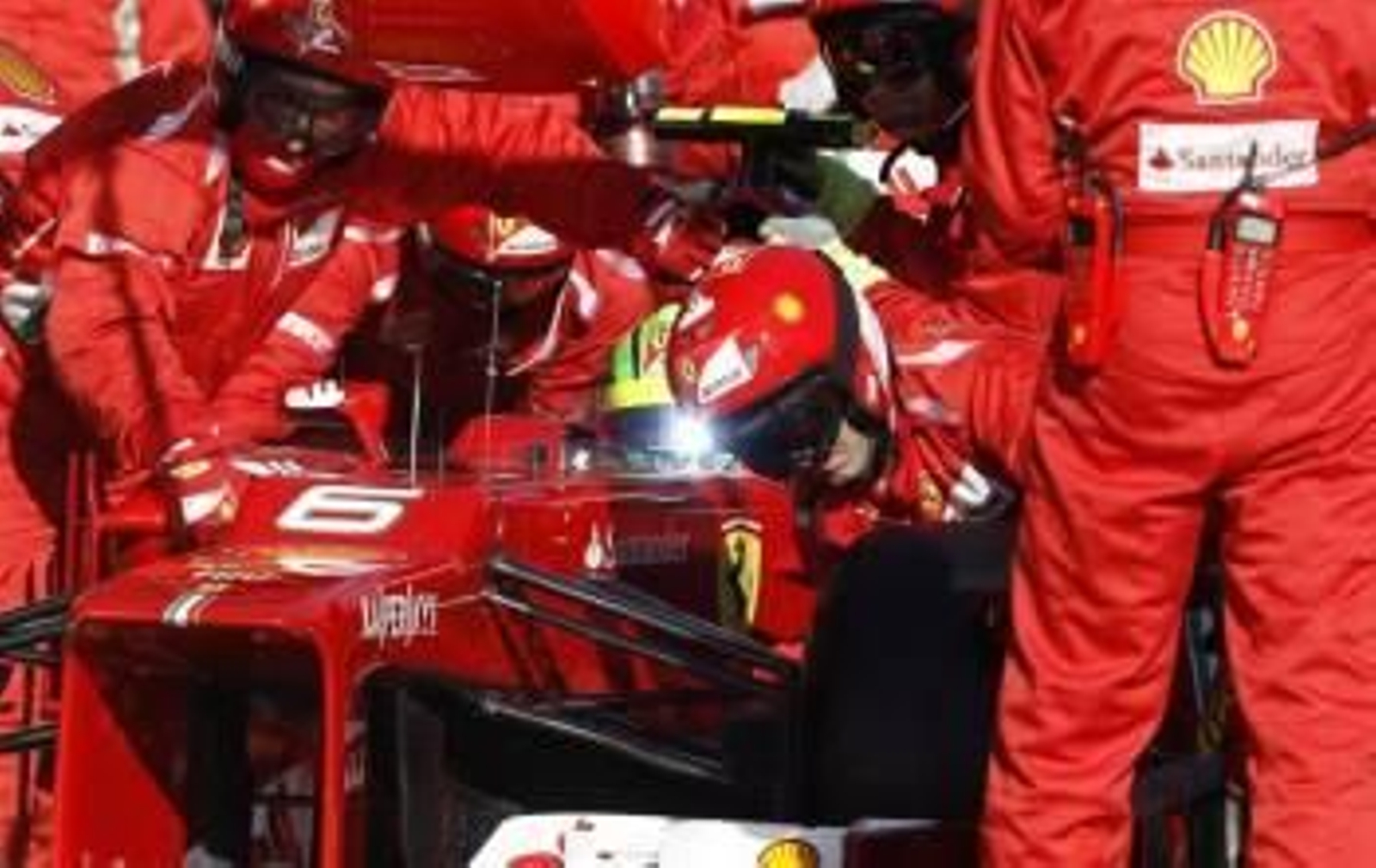 El piloto brasileño Felipe Massa en el 'pit' durante el Gran Premio de Australia