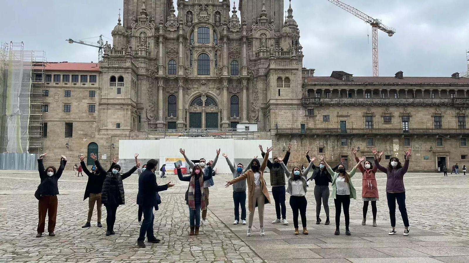 Miembros de la Asociación de Jóvenes Emigrantes en Galicia, durante una actividad en la Plaza del Obradoiro.
