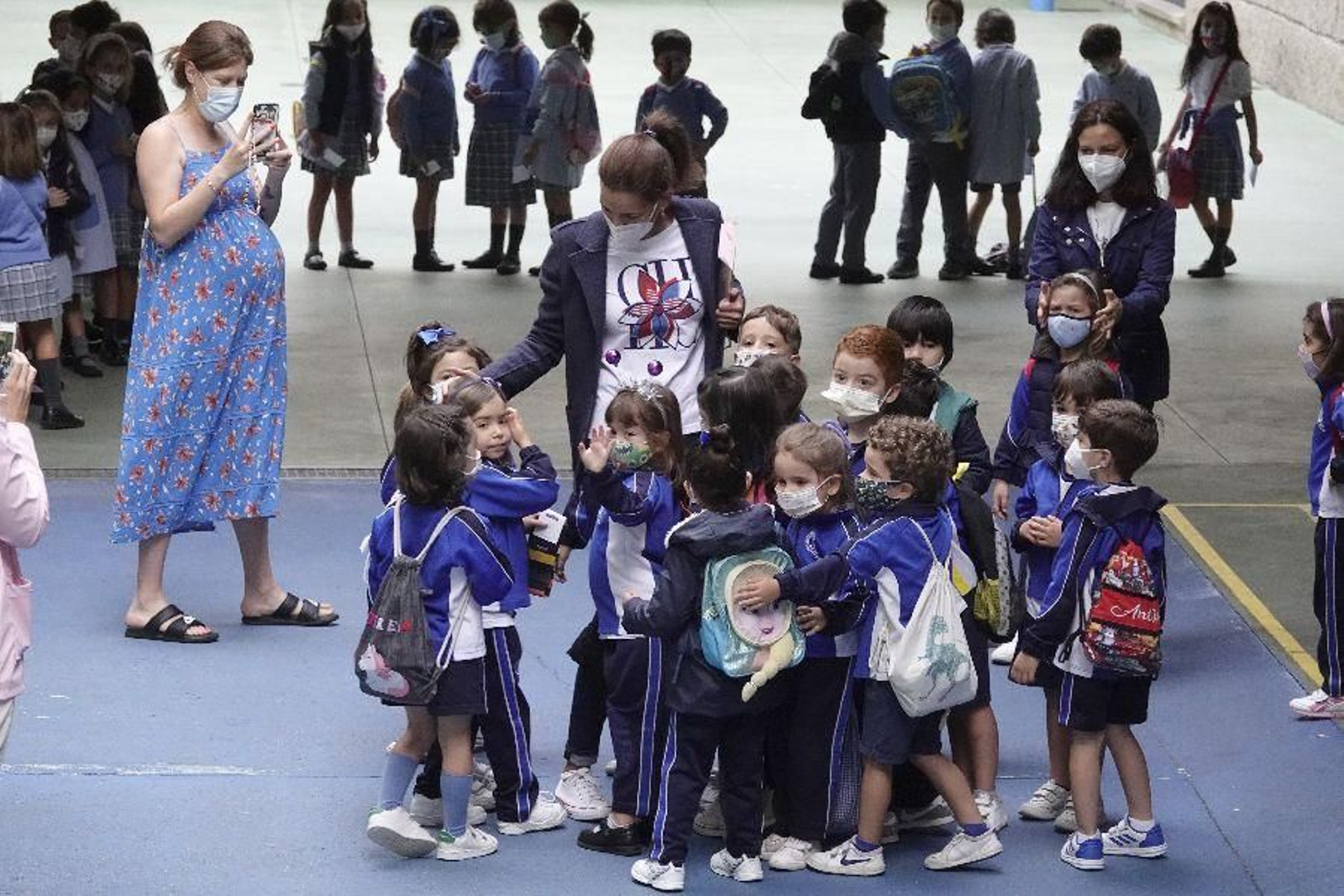 El curso del covid se despide con abrazos. // Vicente Alonso