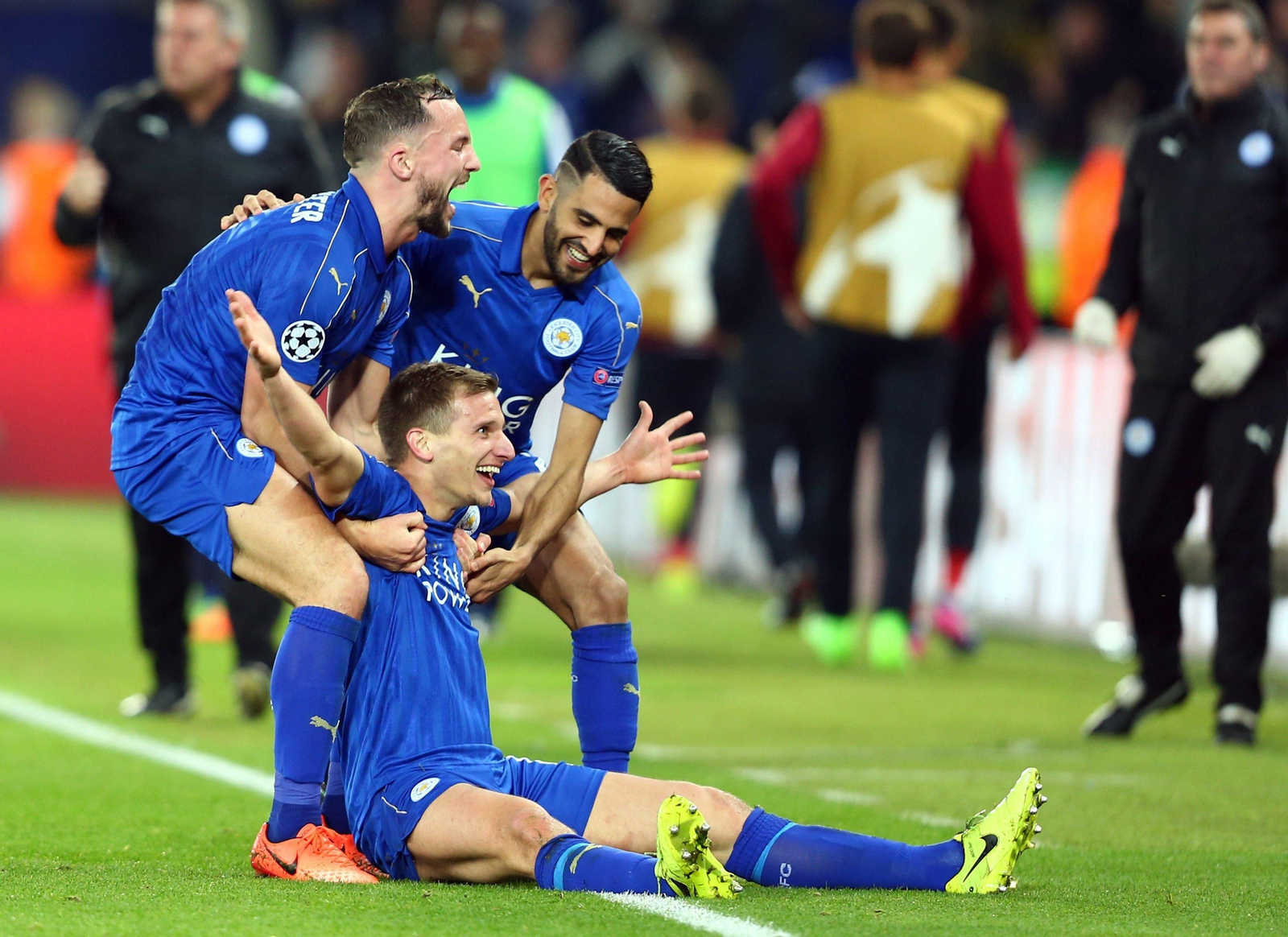 Los jugadores del Leicester celebran un gol contra el Sevilla.