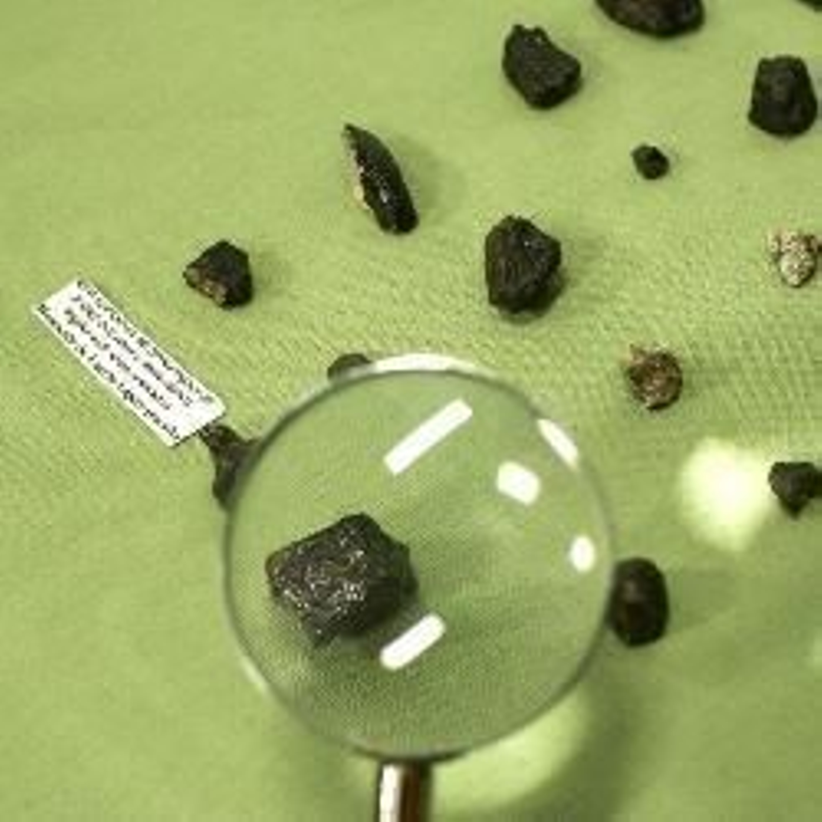 Fragmentos procedentes de un meteorito tipo eucrita (roca basáltica).