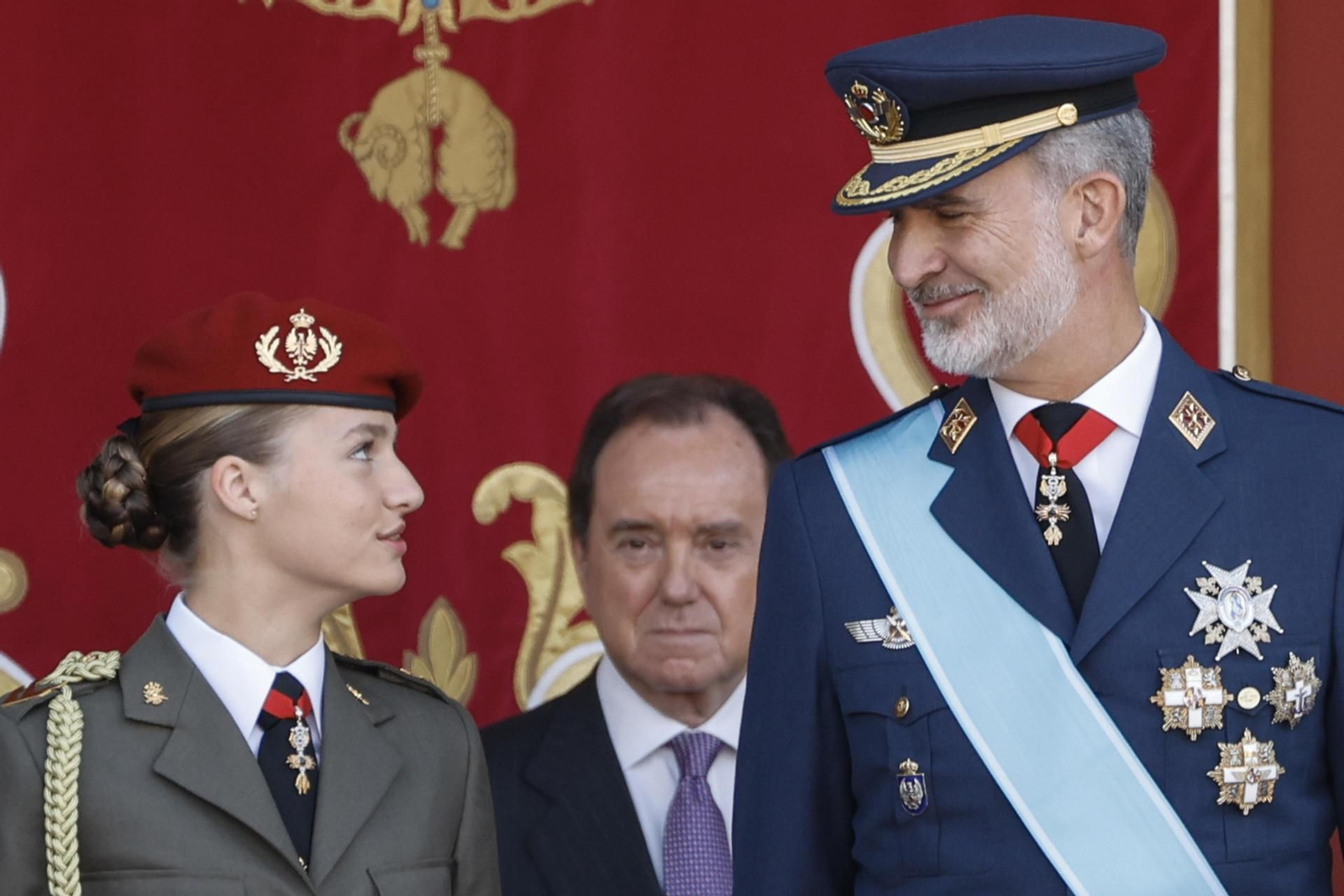 Mirada cómplice entre la princesa Leonor, con uniforme de gala y el Toisón de Oro al cuello, y el rey Felipe VI.