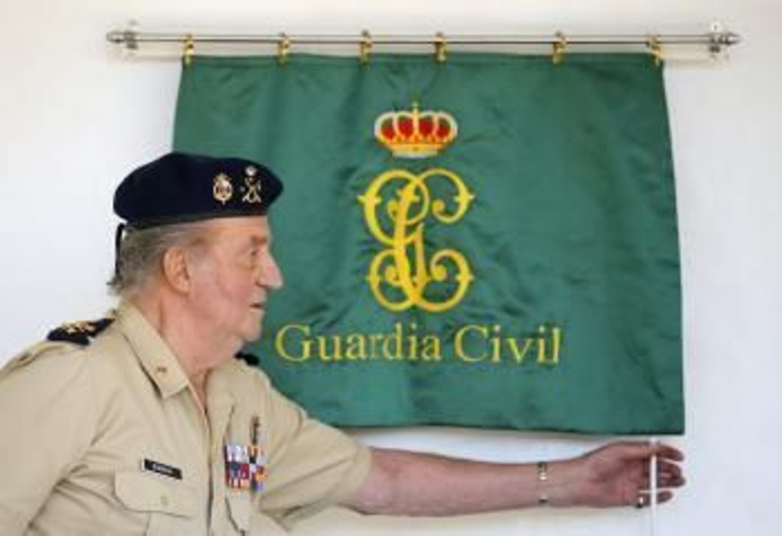 El rey Juan Carlos descubre una placa conmemorativa de su visita tras embarcar hoy, miércoles 20 de junio de 2012, en el muelle de Algeciras en el buque insignia del Servicio Marítimo de la Guardia Civil.