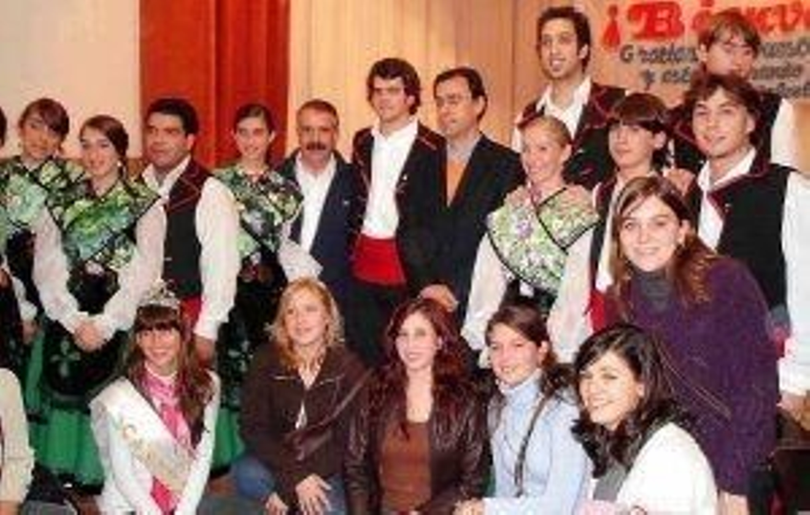 Martínez Maillo con un grupo de baile de emigrantes zamoranos.