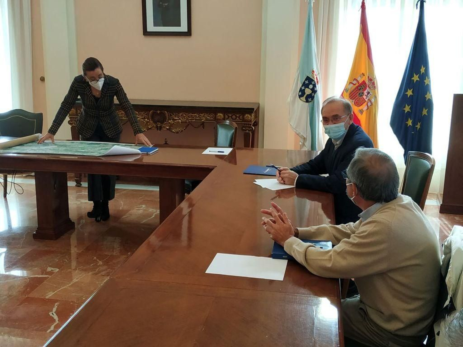 Maica Larriba y Xosé Represas, en un momento de la reunión de ayer en Pontevedra.