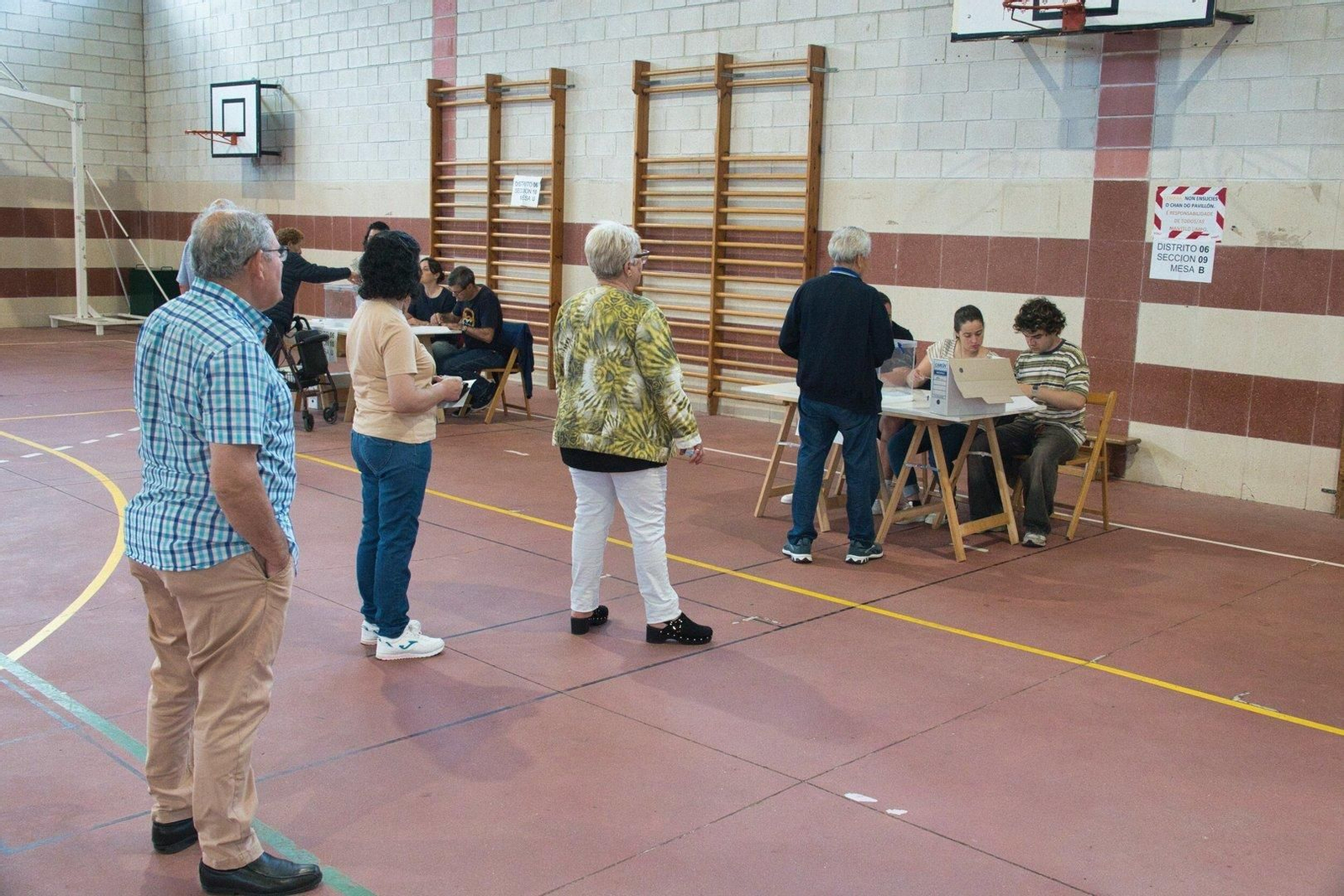 Cola para votar en el IES A Guía.