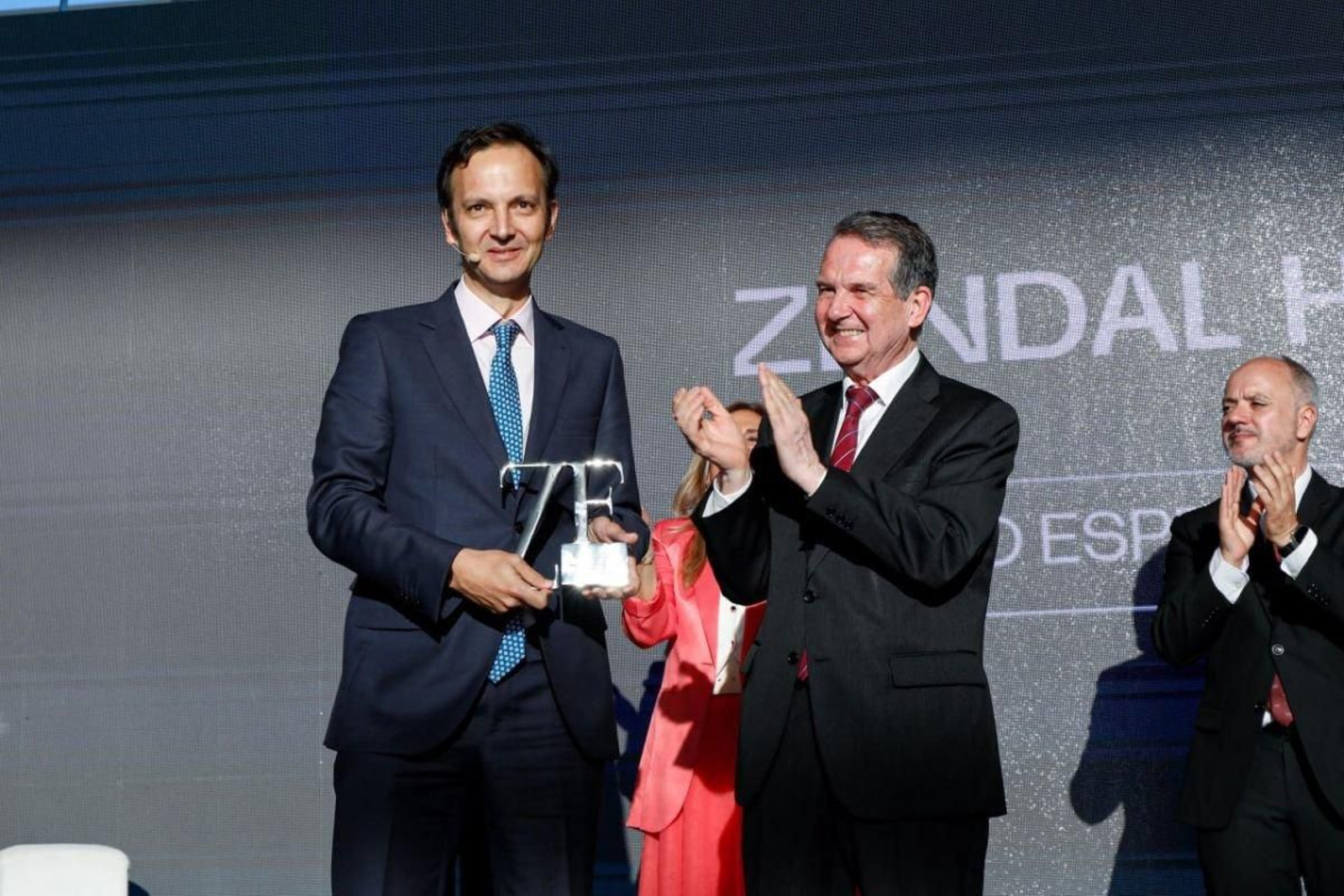 Caballero entregó el premio a Zendal, que recogió el CEO del grupo, Andrés Fernández.