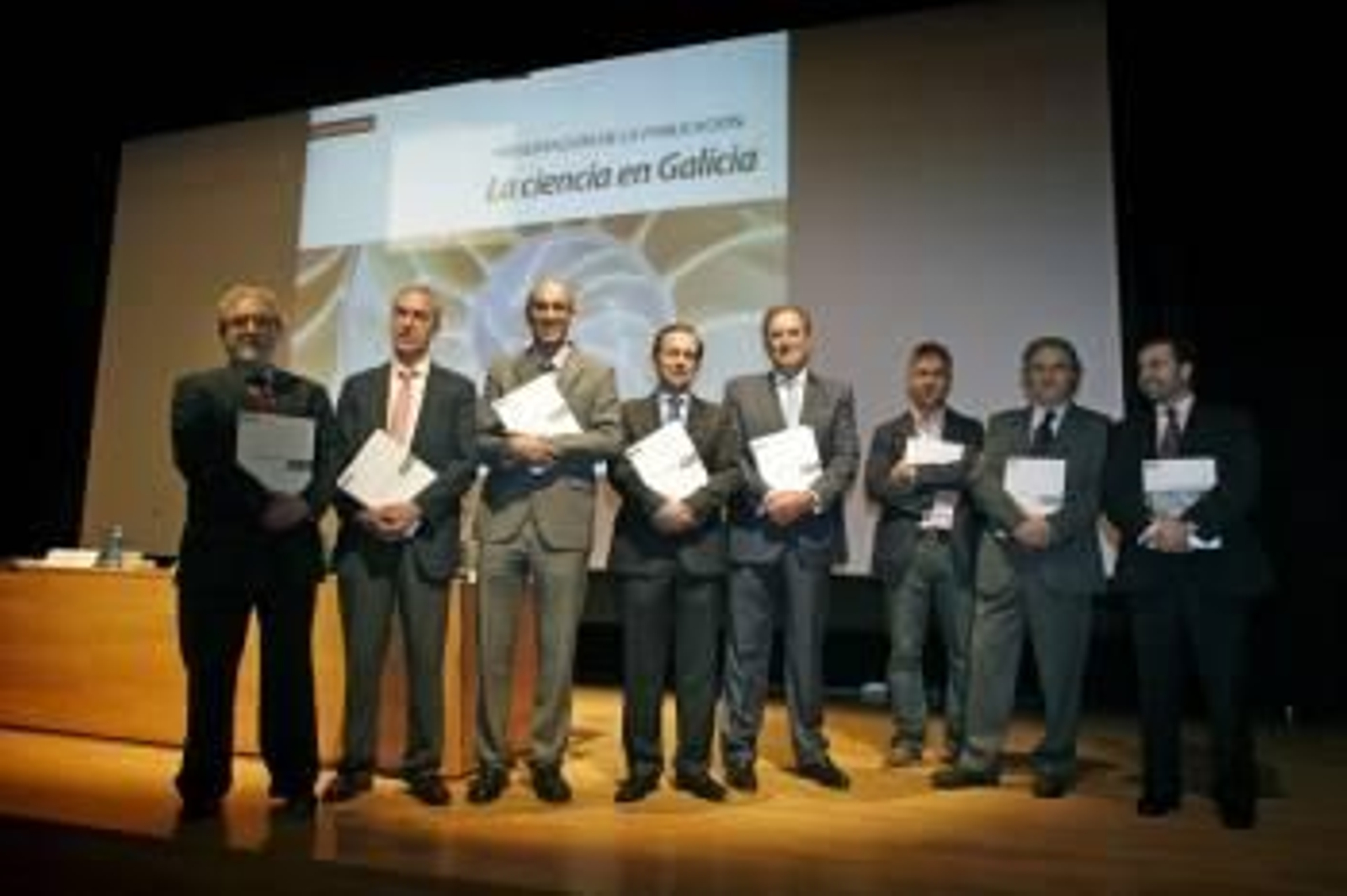 Presentación ayer de la publicación 'La Ciencia en Galicia'. (Foto: CABALAR)