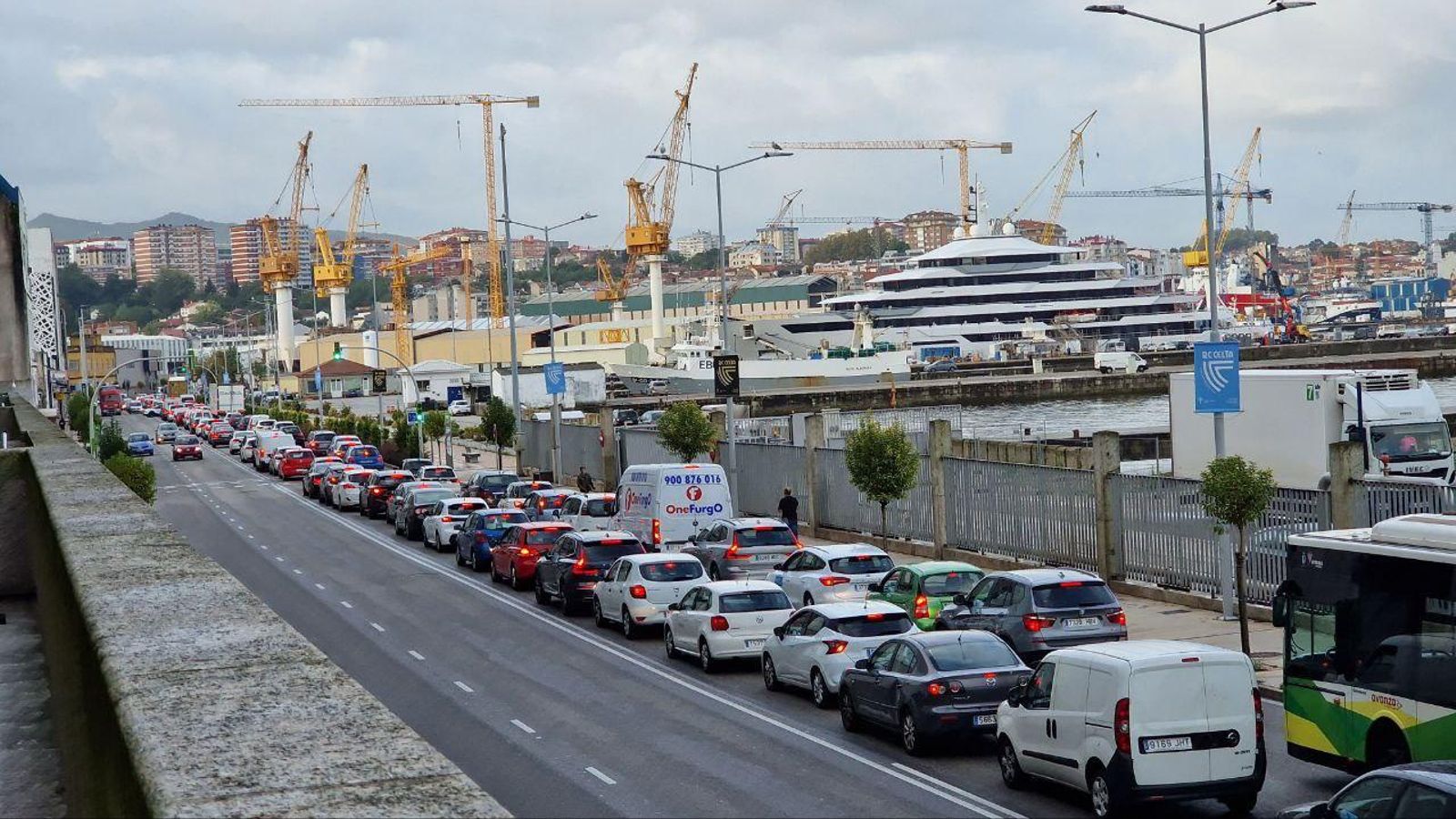 Atasco en la Avenida de Beiramar por la manifestación. // J.V. Landín
