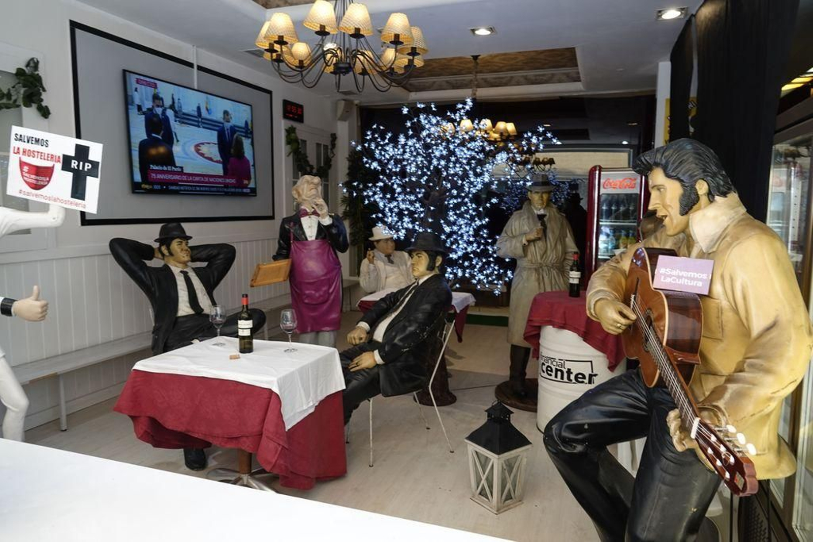 Las figuras de cera comparten mesa en la cafetería Financial Center, donde también está Elvis.