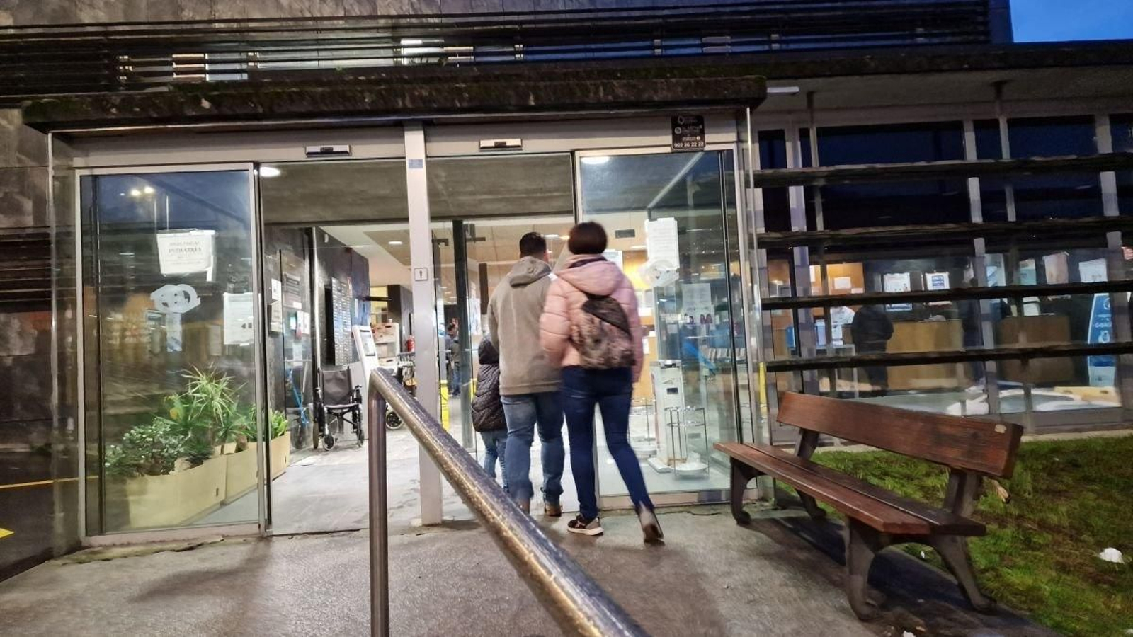 Pacientes entrando al centro de salud de Teis.