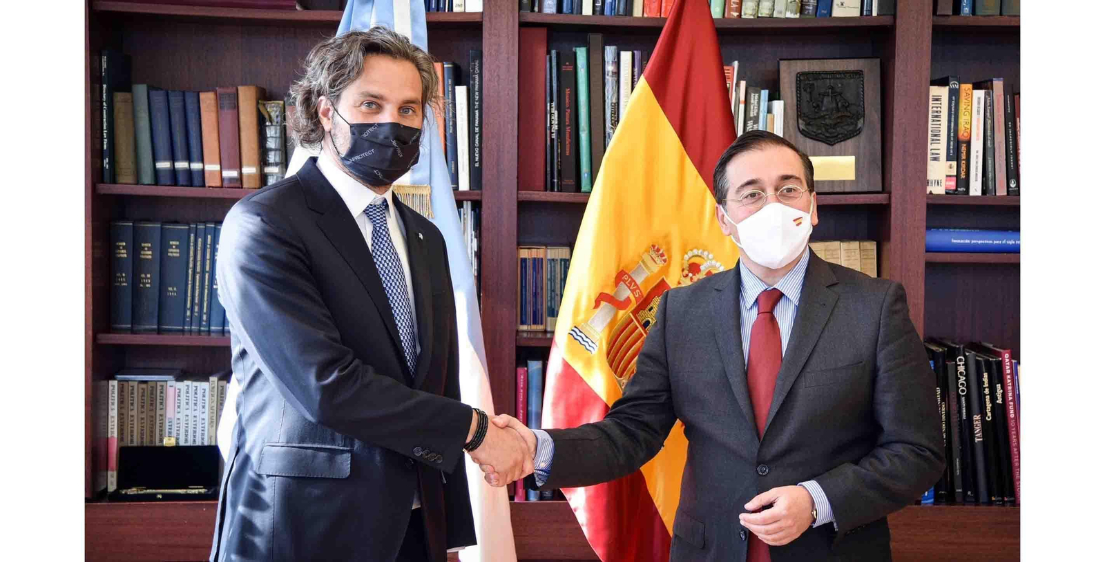 Fotografía cedida por la embajada de Argentina en Washington donde aparece el ministro de Relaciones Exteriores de Argentina, Santiago Cafiero (i), con el ministro español de Asuntos Exteriores, José Manuel Albares (d), durante una reunión en Washington (EEUU). EFE/ Julián Ortiz Embajada de Argentina EE.UU.