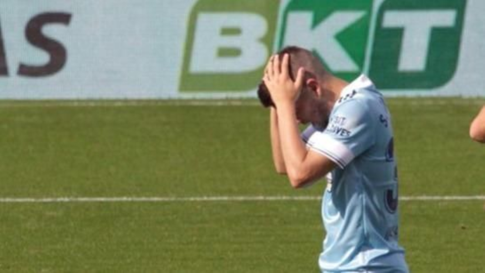 Carreira estuvo un poco tímido, pero estrelló un balón en el palo.