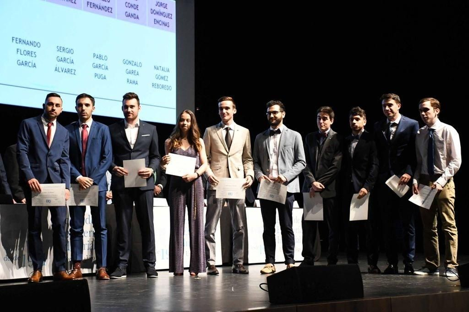 Los nuevos ingenieros subieron al escenario para recoger sus diplomas y recibieron los aplausos de los profesores y de los familiares. El Auditorio Mar de Vigo se quedó pequeño este año.