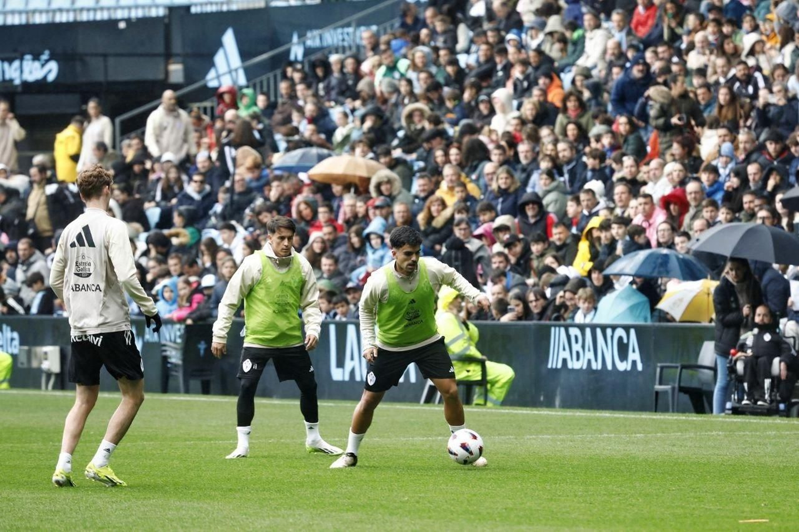 Damián controla el balón.