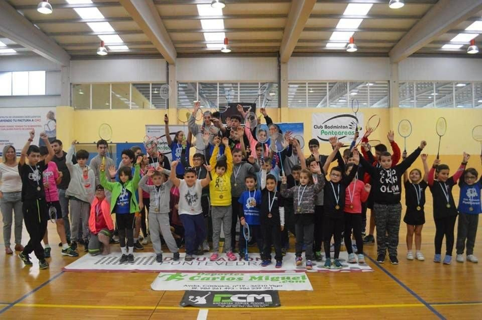 Desbordantes de alegría los 'Medallistas' del Torneo de Nadal Solidario de Bádminton.