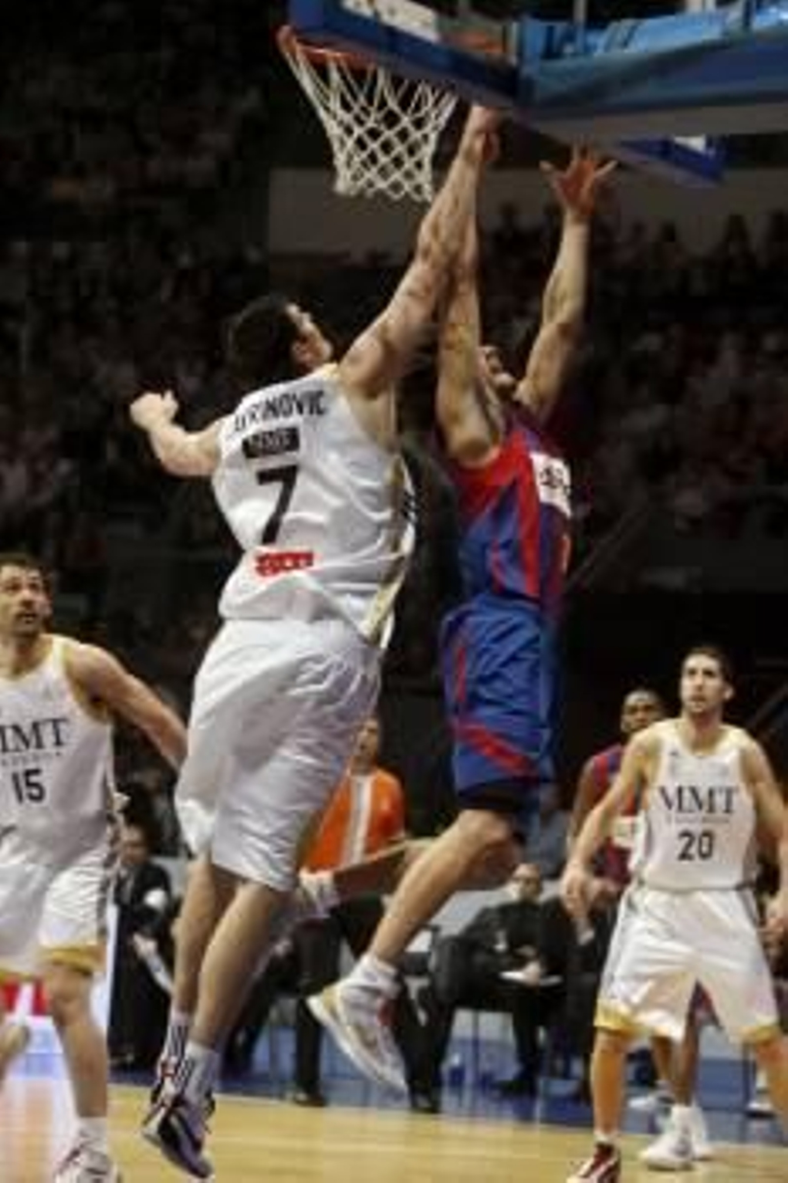 Lavrinovic intenta taponar el lanzamiento de Ricky Rubio. (Foto: Víctor Lerena)