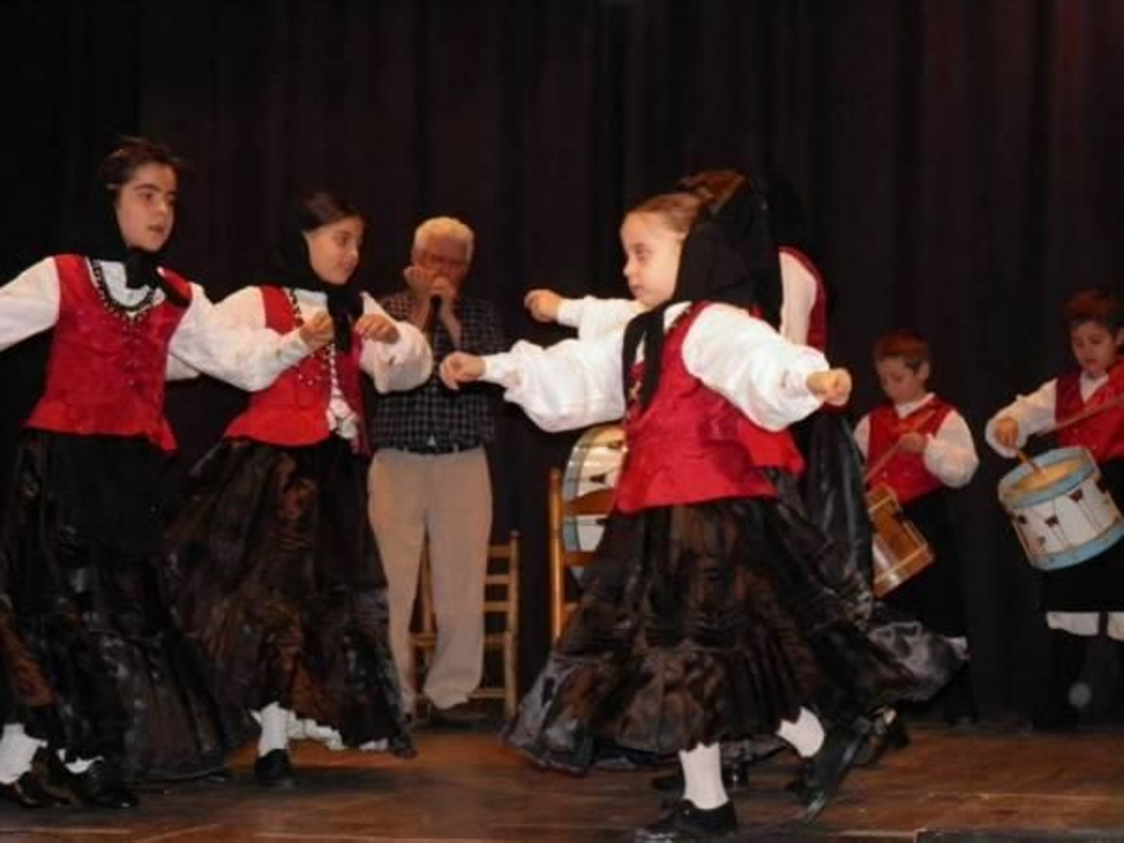 Manolo además de dar clases acompaña a los grupos de baile con jotas y muñeiras populares