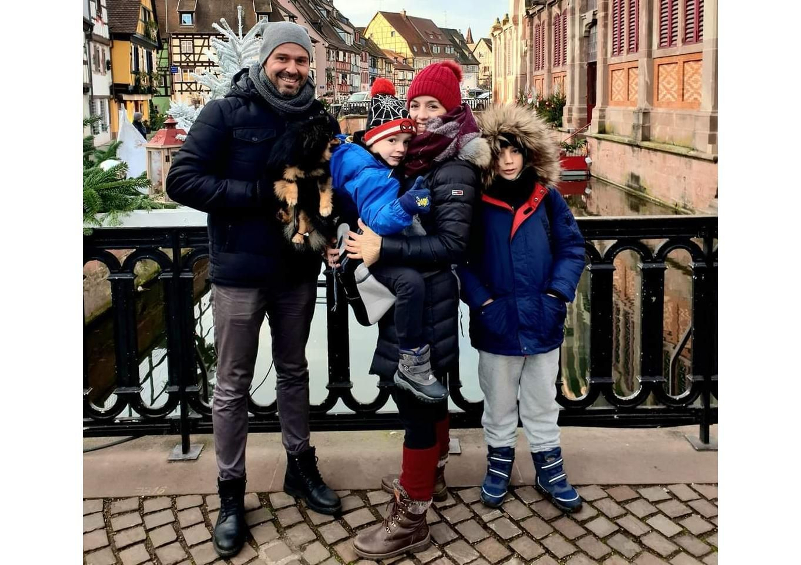 Estela Yáñez con su marido y Thiago y Dylan, sus dos hijos