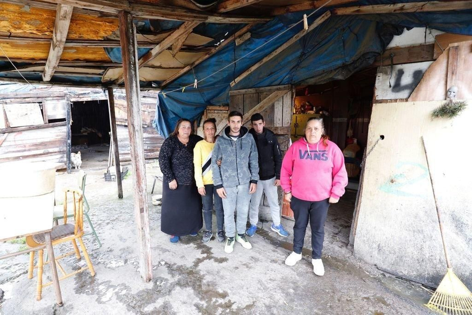 Concepción y María de la Cruz, con el resto de familiares ayer en las chabolas del Caramuxo.