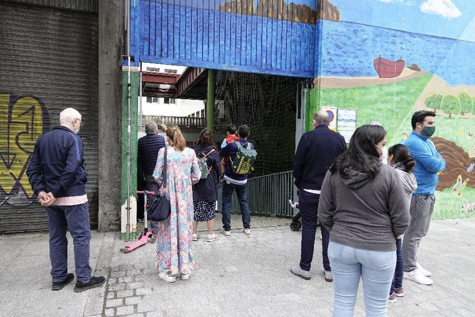 El curso del covid se despide con abrazos. // Vicente Alonso