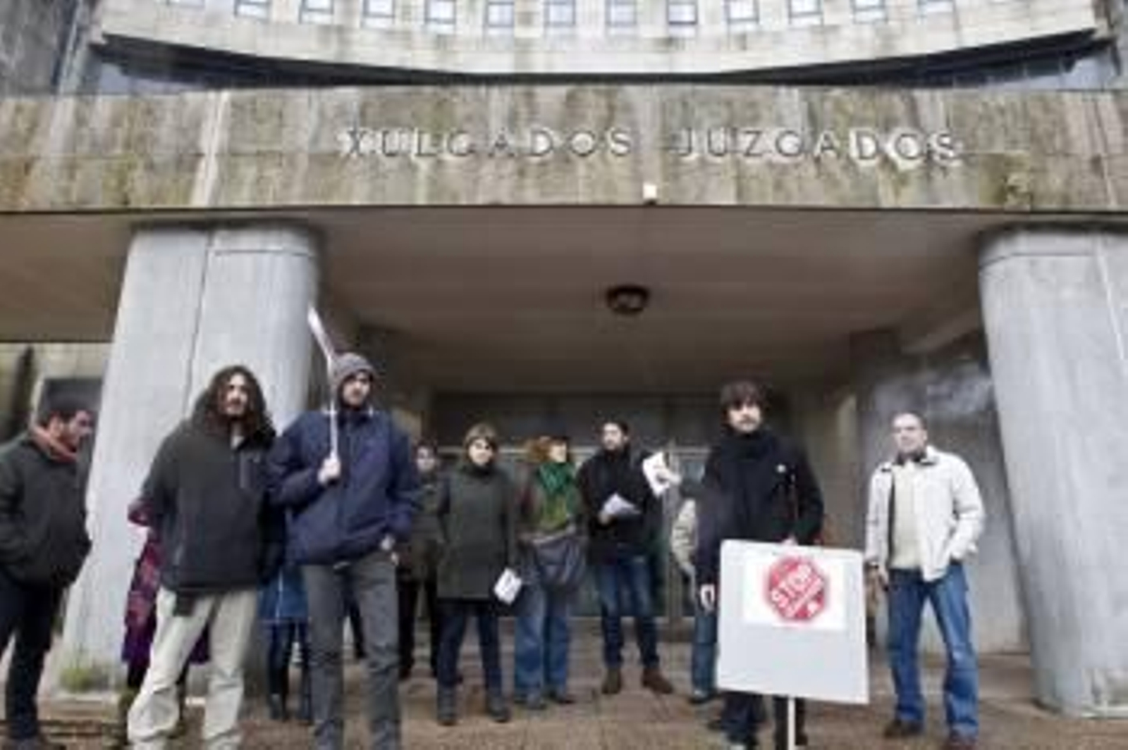 Protesta de Stop Desahucios ante los juzgados de Santiago de Compostela. (Foto: ARCHIVO)