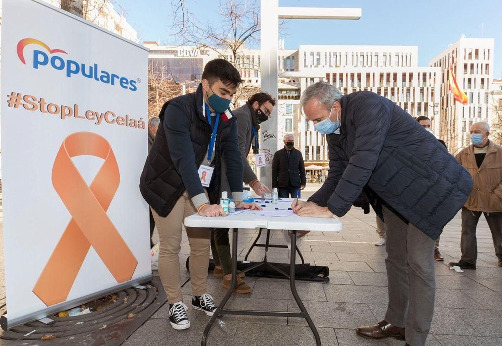 El alcalde de Zaragoza, Jorge Azcón, firma contra la Ley Celaá en una mesa de recogida en la ciudad.