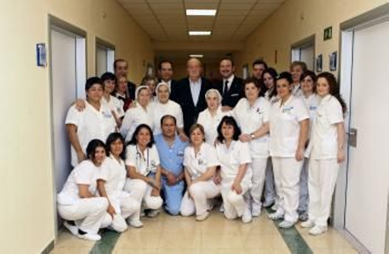 El rey posa con el personal de la clínica donde fue intervenido. (Foto: EFE)